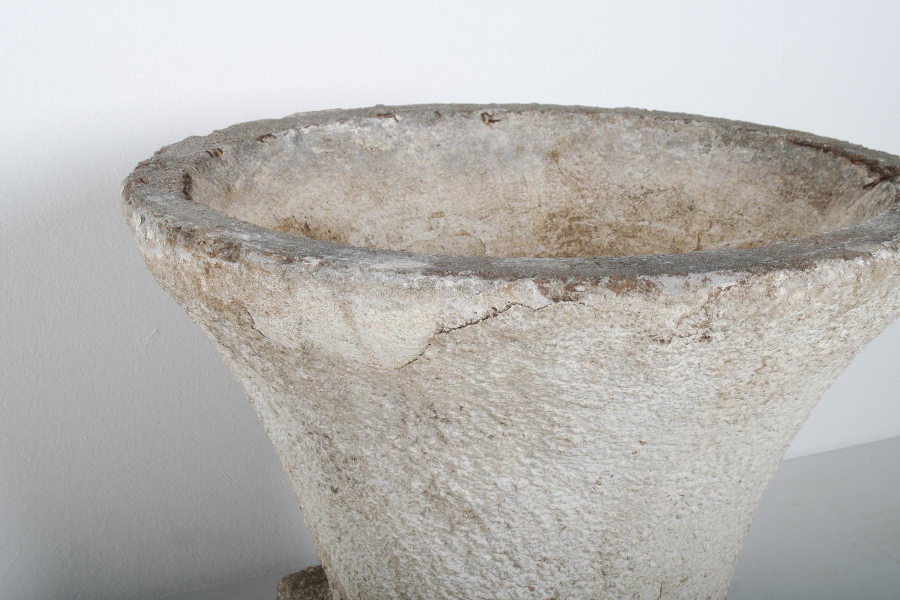 Vaso da giardino brutalista di metà secolo in calcestruzzo fuso con patina invecchiata in vendita 3