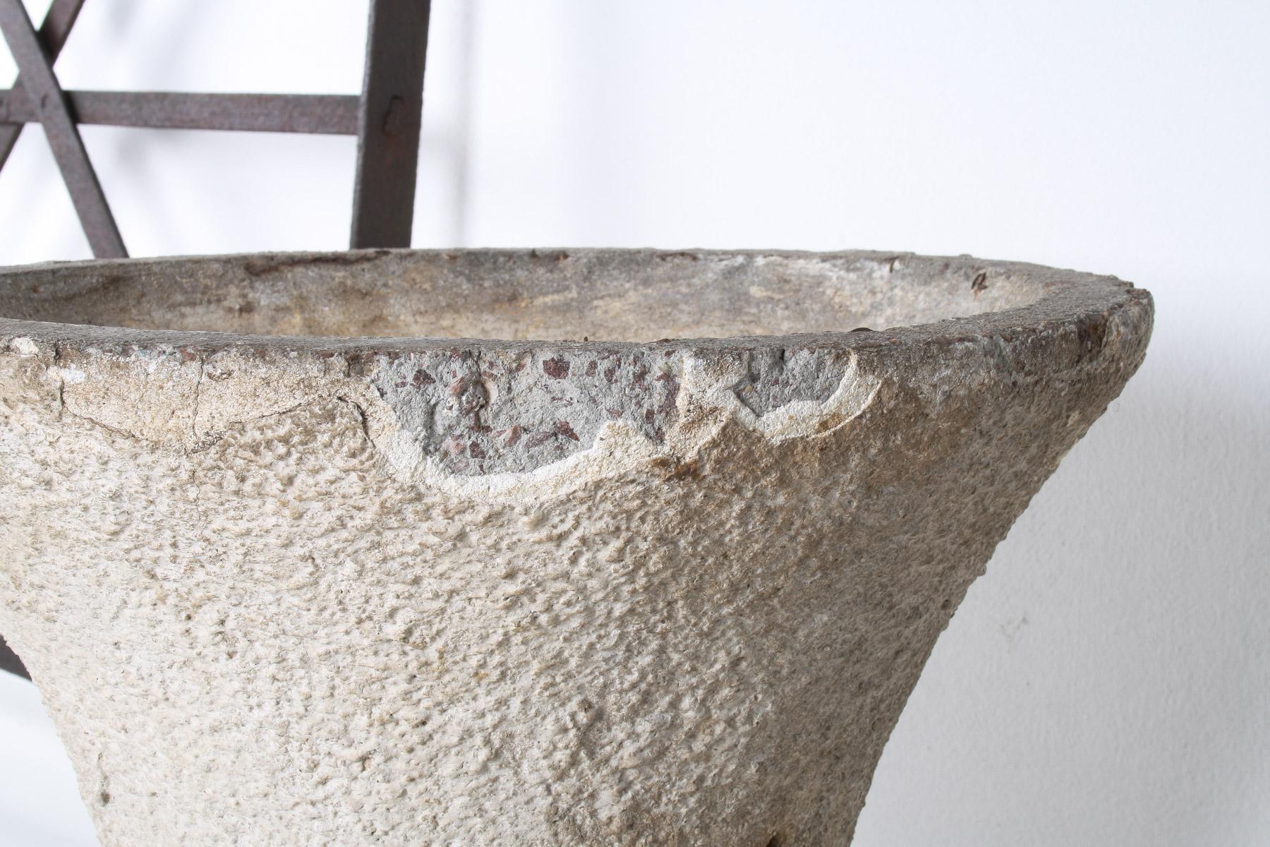Vaso da giardino brutalista di metà secolo in calcestruzzo fuso con patina invecchiata in vendita 5