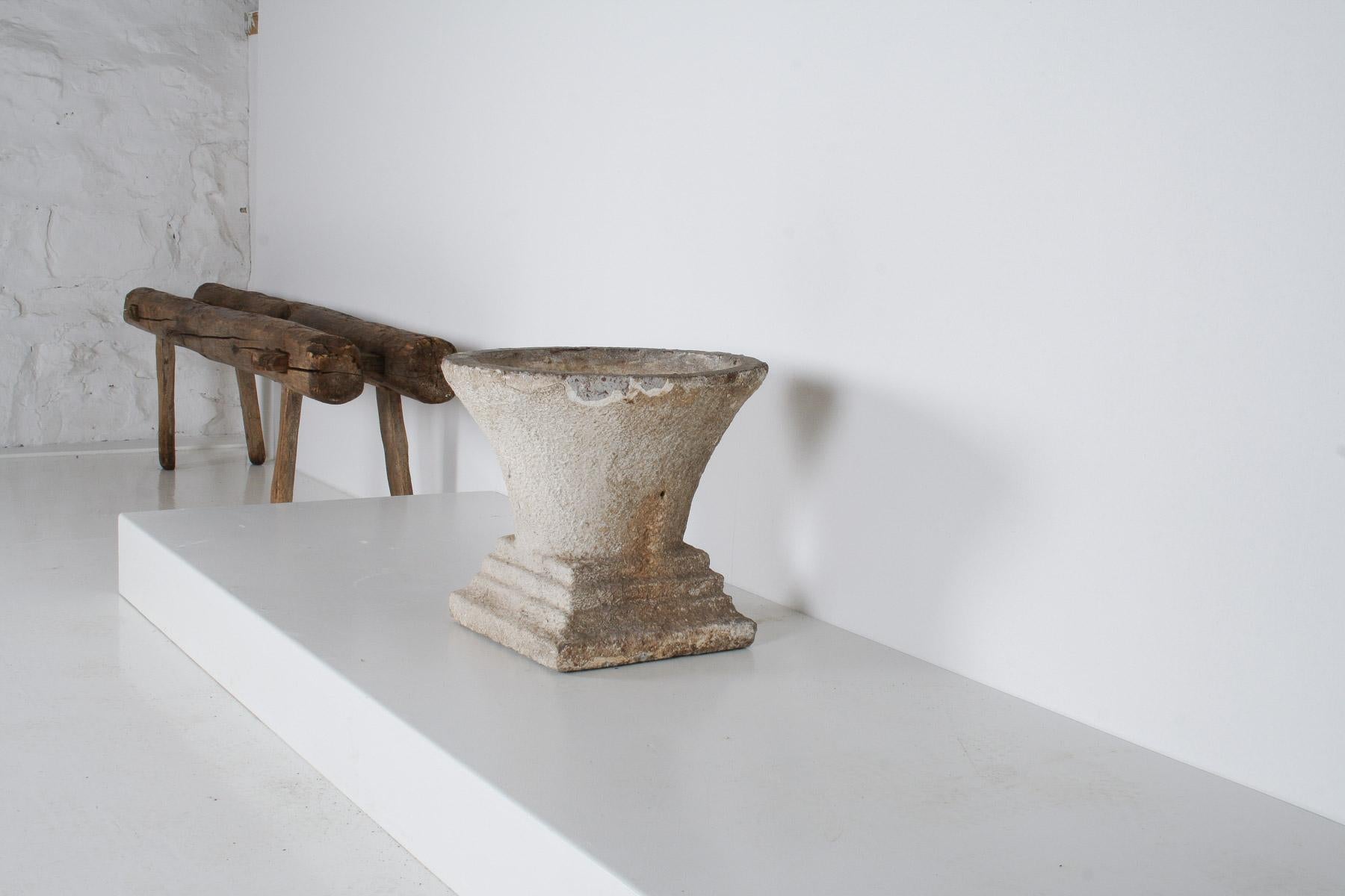 Vaso da giardino brutalista di metà secolo in calcestruzzo fuso con patina invecchiata in vendita 8