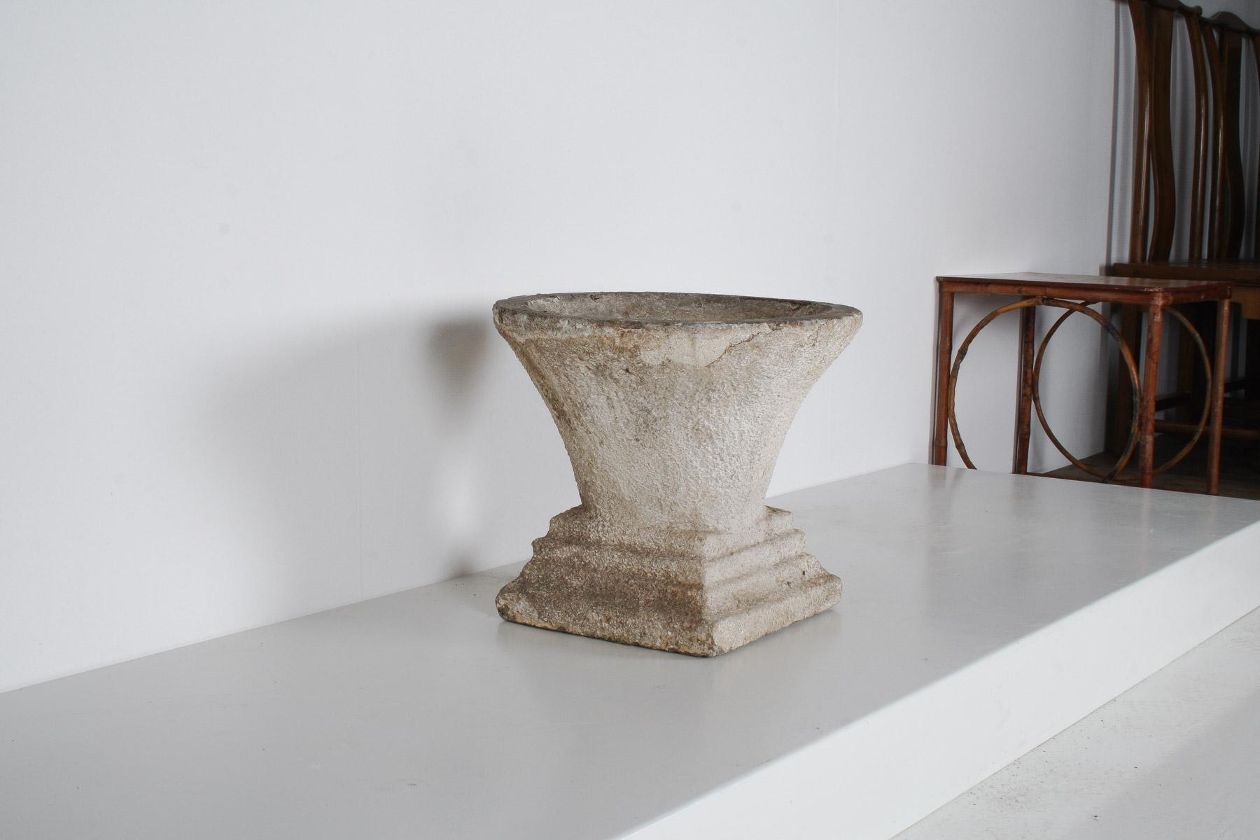 Vaso da giardino brutalista di metà secolo in calcestruzzo fuso con patina invecchiata in vendita 9