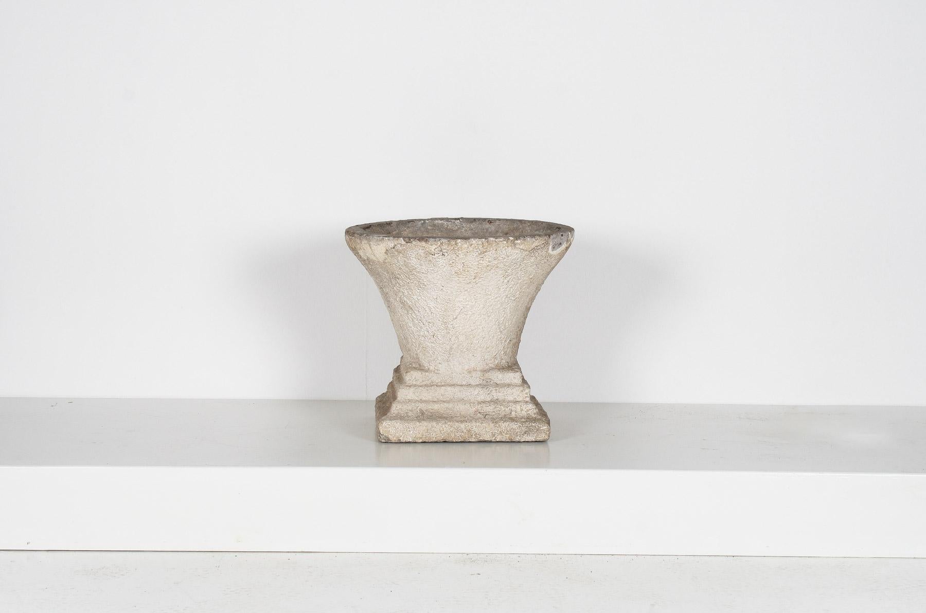 Una fioriera in cemento della metà del secolo che vanta una superba patina di invecchiamento.  Dal design brutalista, con una finitura in calcestruzzo grezzo.  Un pezzo autentico con un aspetto straordinario che si può ottenere solo con l'età. 