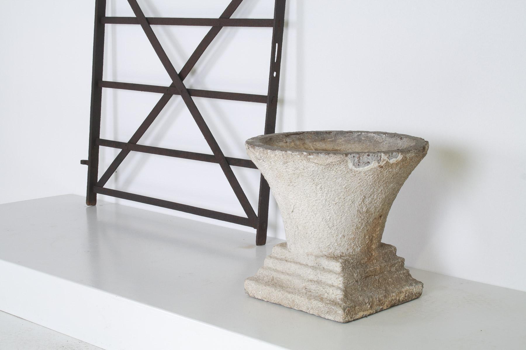 Francese Vaso da giardino brutalista di metà secolo in calcestruzzo fuso con patina invecchiata in vendita