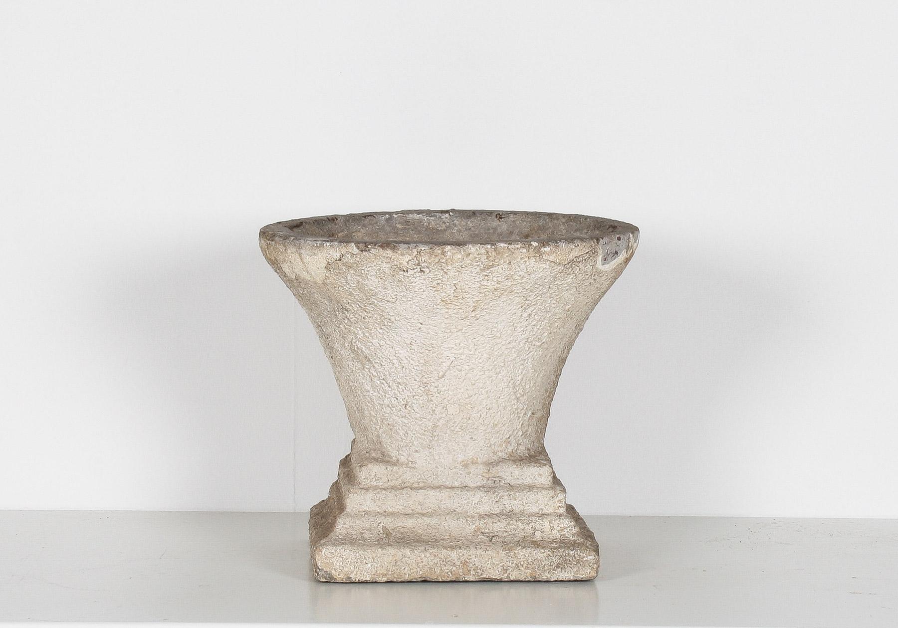 Vaso da giardino brutalista di metà secolo in calcestruzzo fuso con patina invecchiata in vendita 1