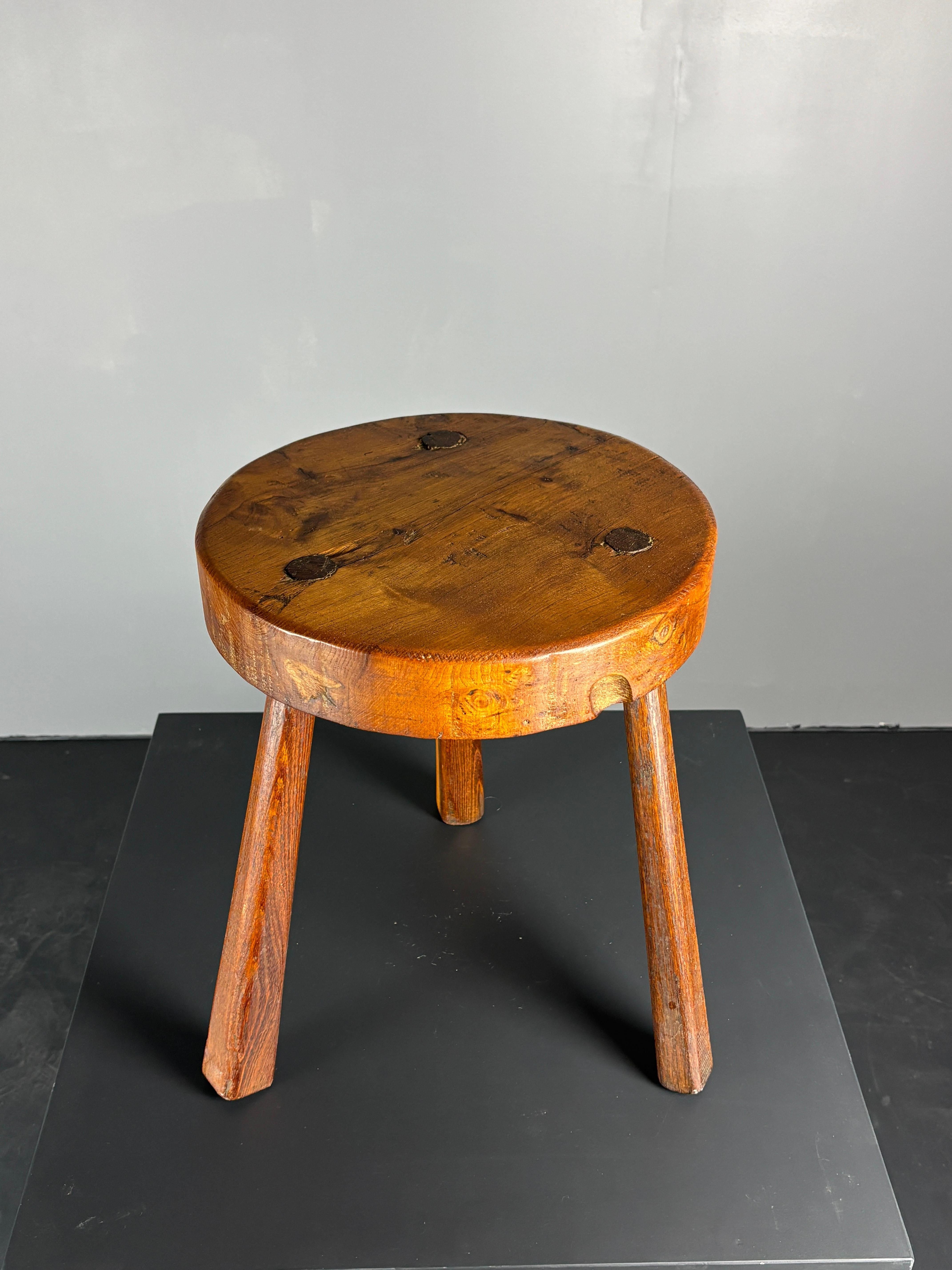 Brutalistischer französischer Dreibeinhocker aus der Mitte des Jahrhunderts, rustikal, 1950er Jahre im Angebot 7