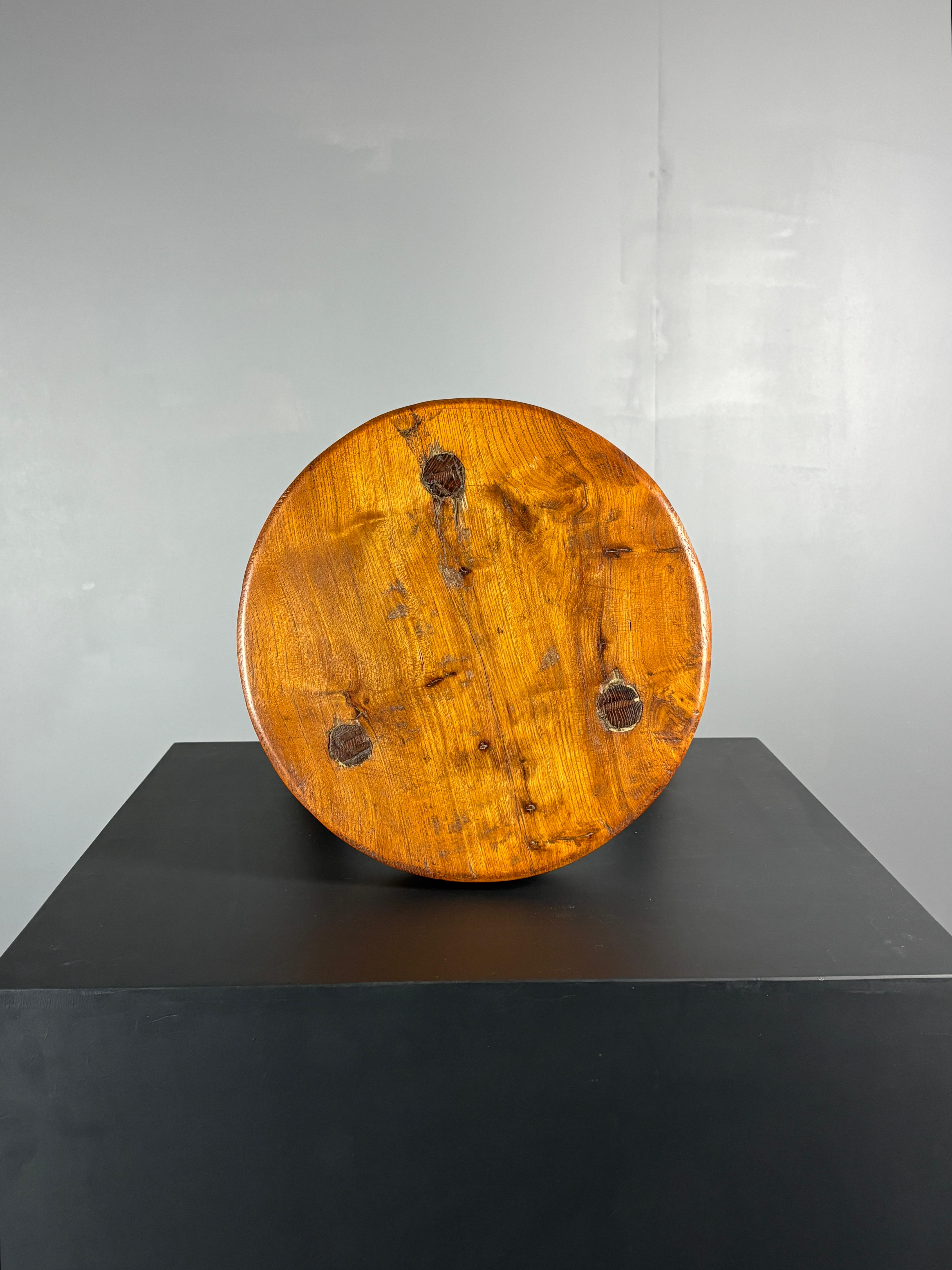 Brutalistischer französischer Dreibeinhocker aus der Mitte des Jahrhunderts, rustikal, 1950er Jahre im Angebot 11