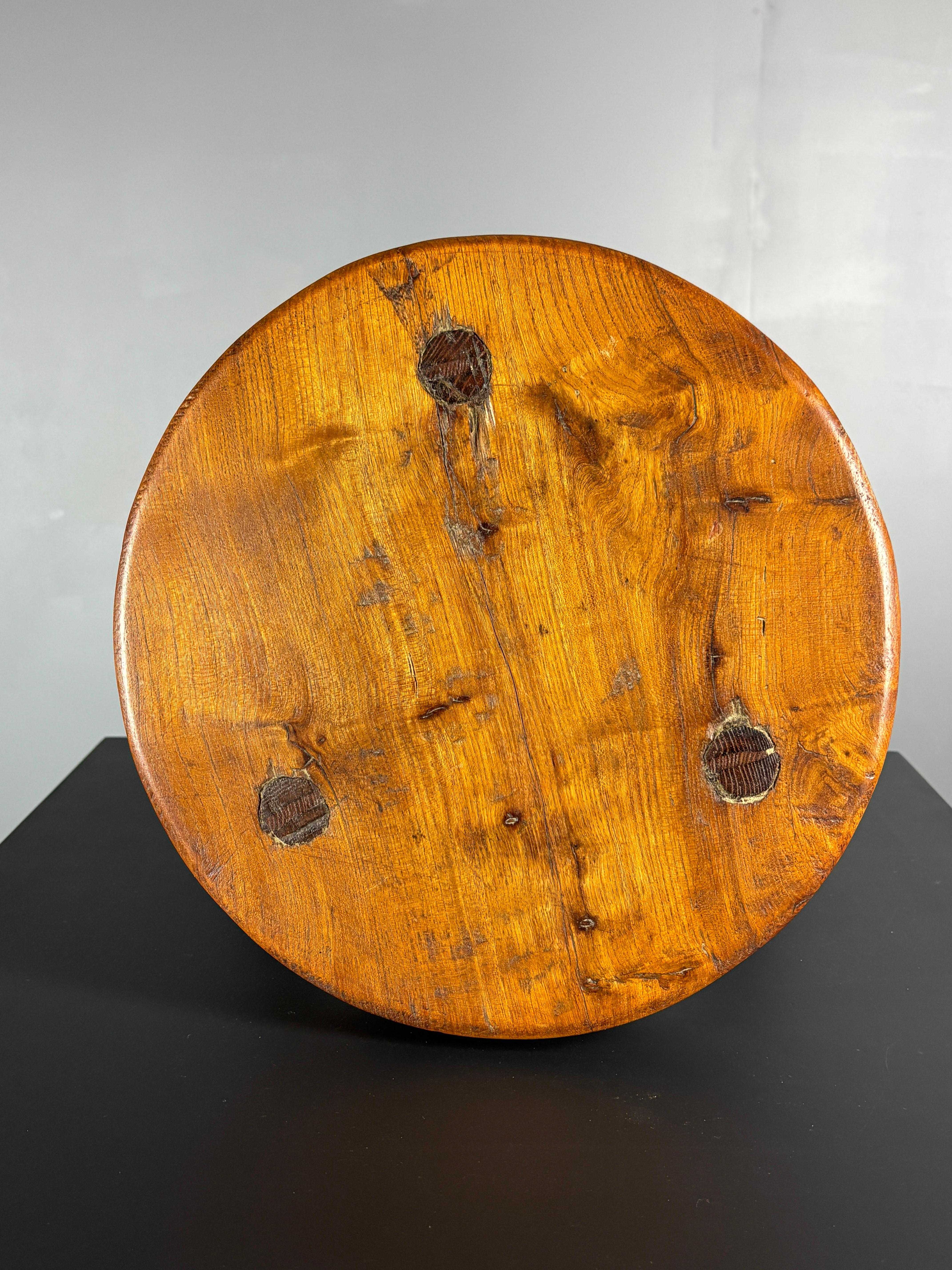 Brutalistischer französischer Dreibeinhocker aus der Mitte des Jahrhunderts, rustikal, 1950er Jahre im Zustand „Gut“ im Angebot in Zaandam, NL