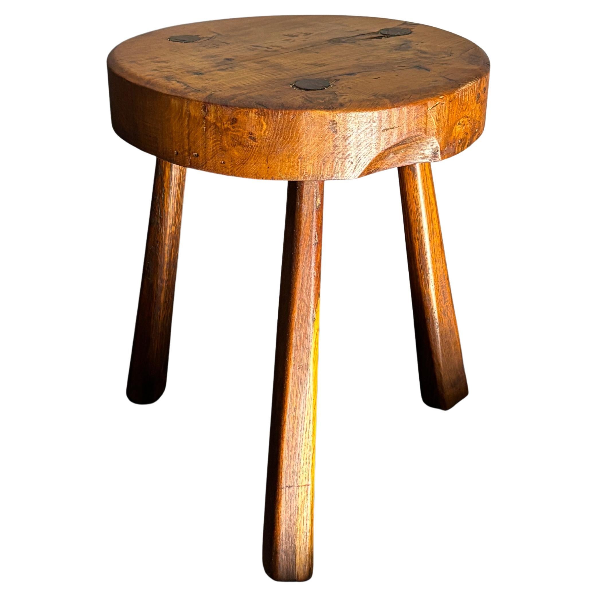 Brutalistischer französischer Dreibeinhocker aus der Mitte des Jahrhunderts, rustikal, 1950er Jahre