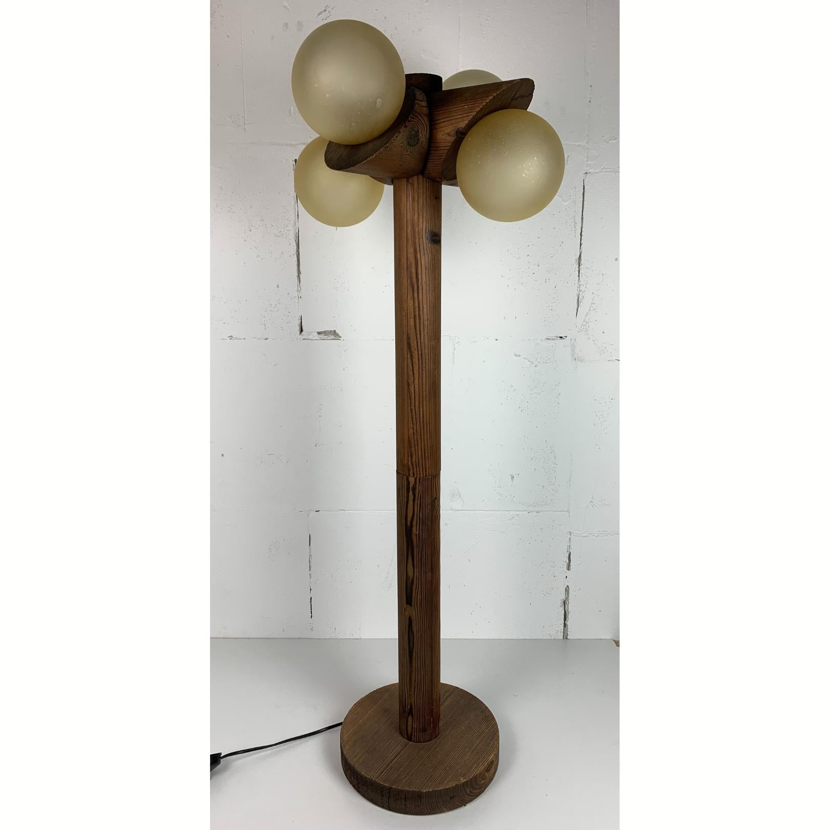 Lámpara de pie increíblemente rara del fabricante suizo-alemán Temde de los años 70. Sólo hemos encontrado 1 ejemplar más de este maravilloso modelo, así que raro no es decir poco. Nos encantan las proporciones, la lámpara mide 123 cm de altura.