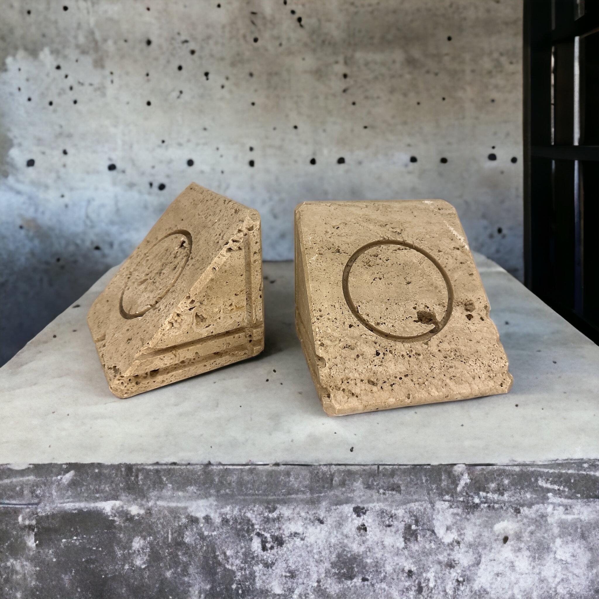 This beautiful set of bookends in Travertine Marble is a wonderful example of Italian decorative objects produced during the 1970s. Made by Fratelli Manelli, the color and the texture of the marble, together with the pure and geometrical design,
