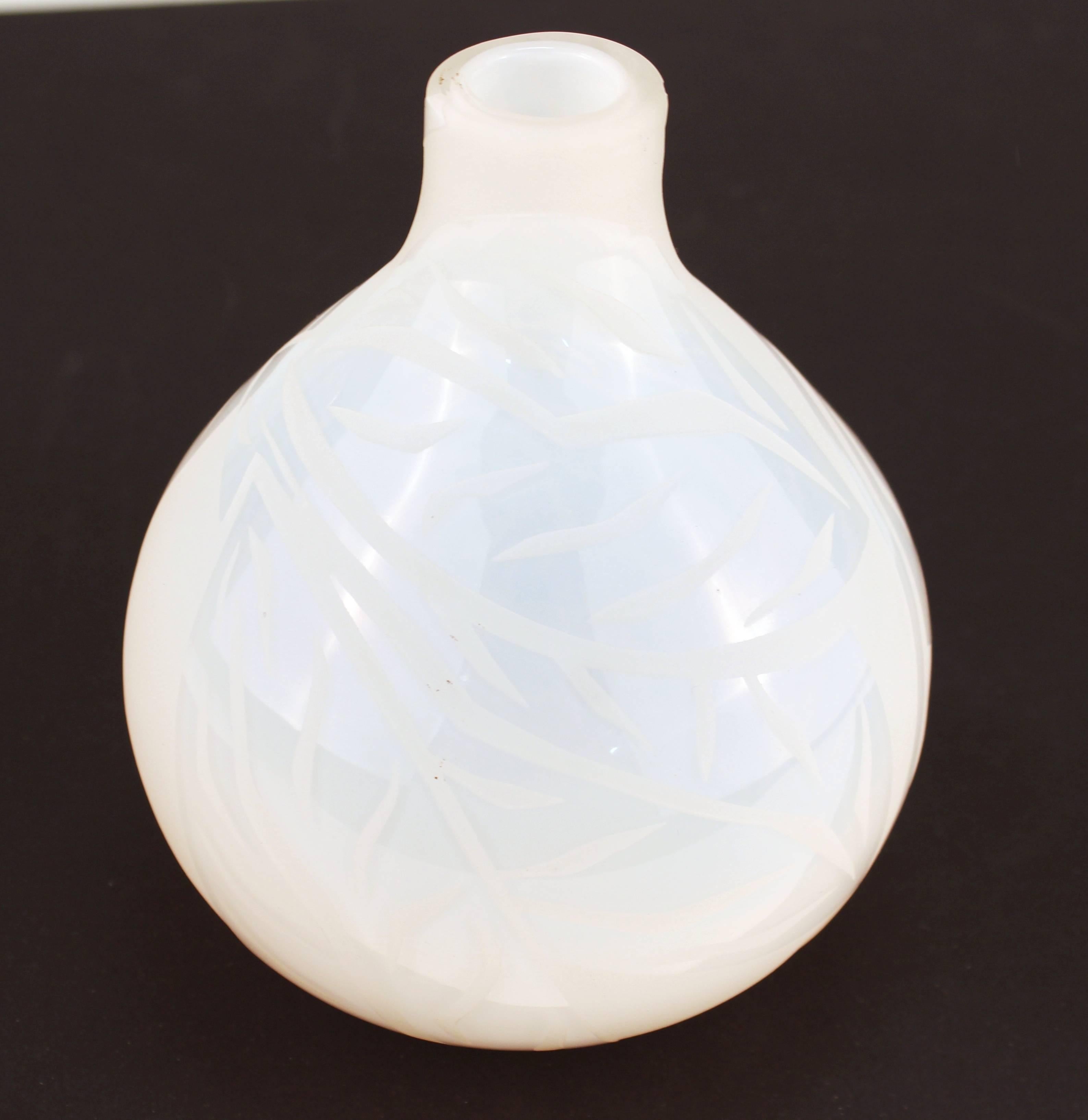 Vase en verre blanc du milieu du 20e siècle. Produit avec une base en forme de bulbe, un col minuscule et une bouche étroite. La pièce présente un motif de feuille autour du corps du vase. Portez des vêtements adaptés à l'âge et à l'utilisation. Le