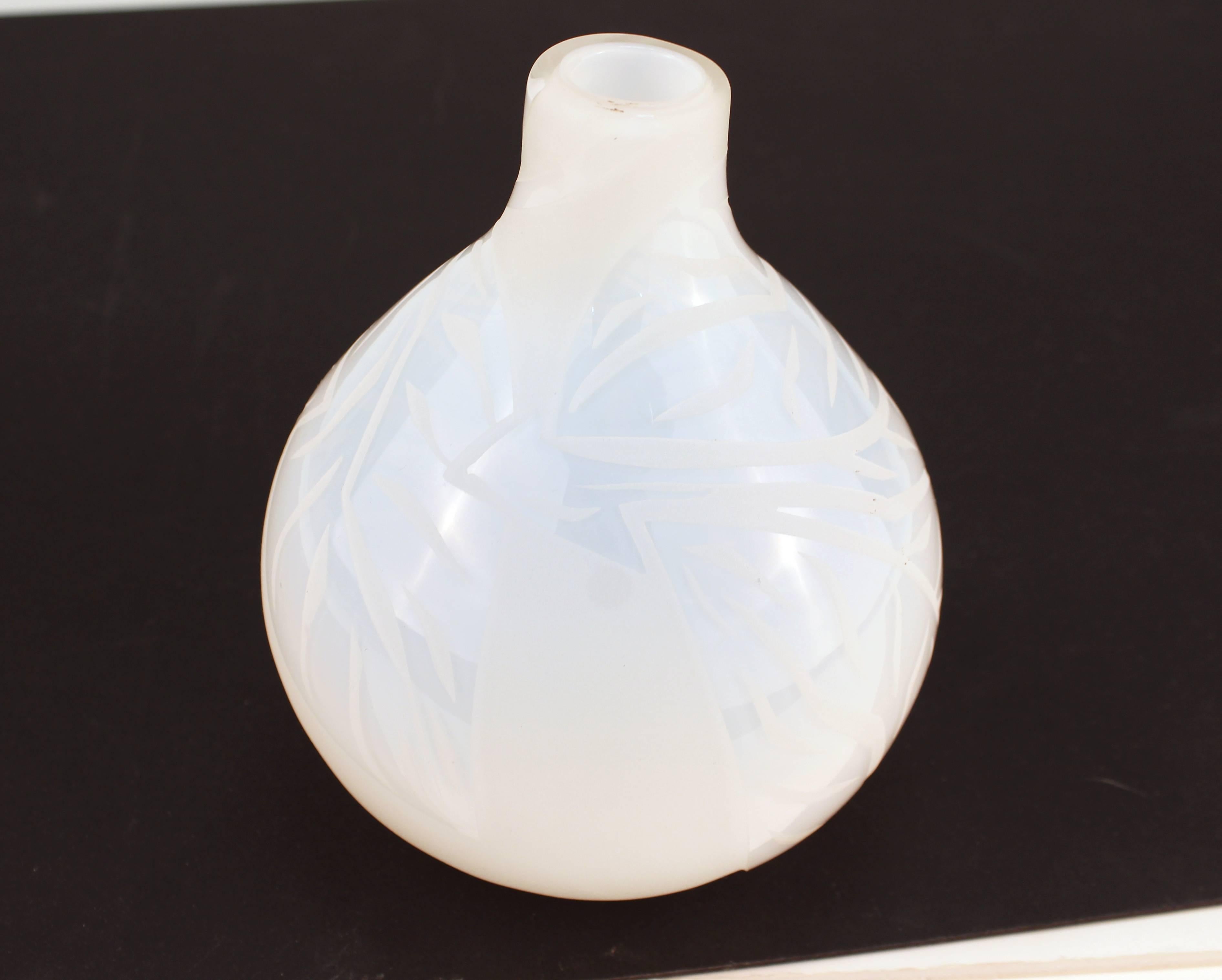 Mid-Century Modern Vase à ampoule du milieu du siècle dernier en verre blanc avec motif de feuilles en vente