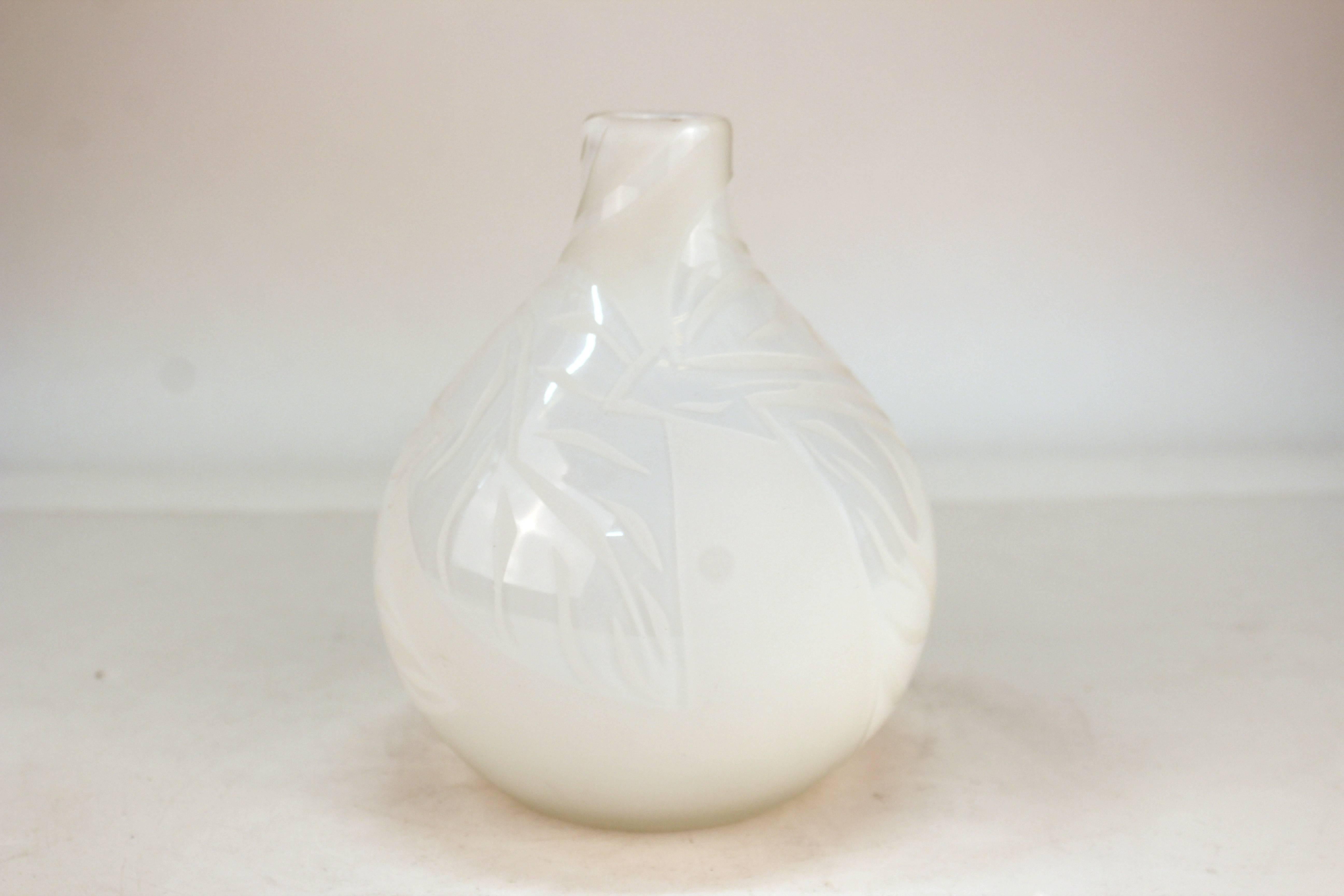 20ième siècle Vase à ampoule du milieu du siècle dernier en verre blanc avec motif de feuilles en vente