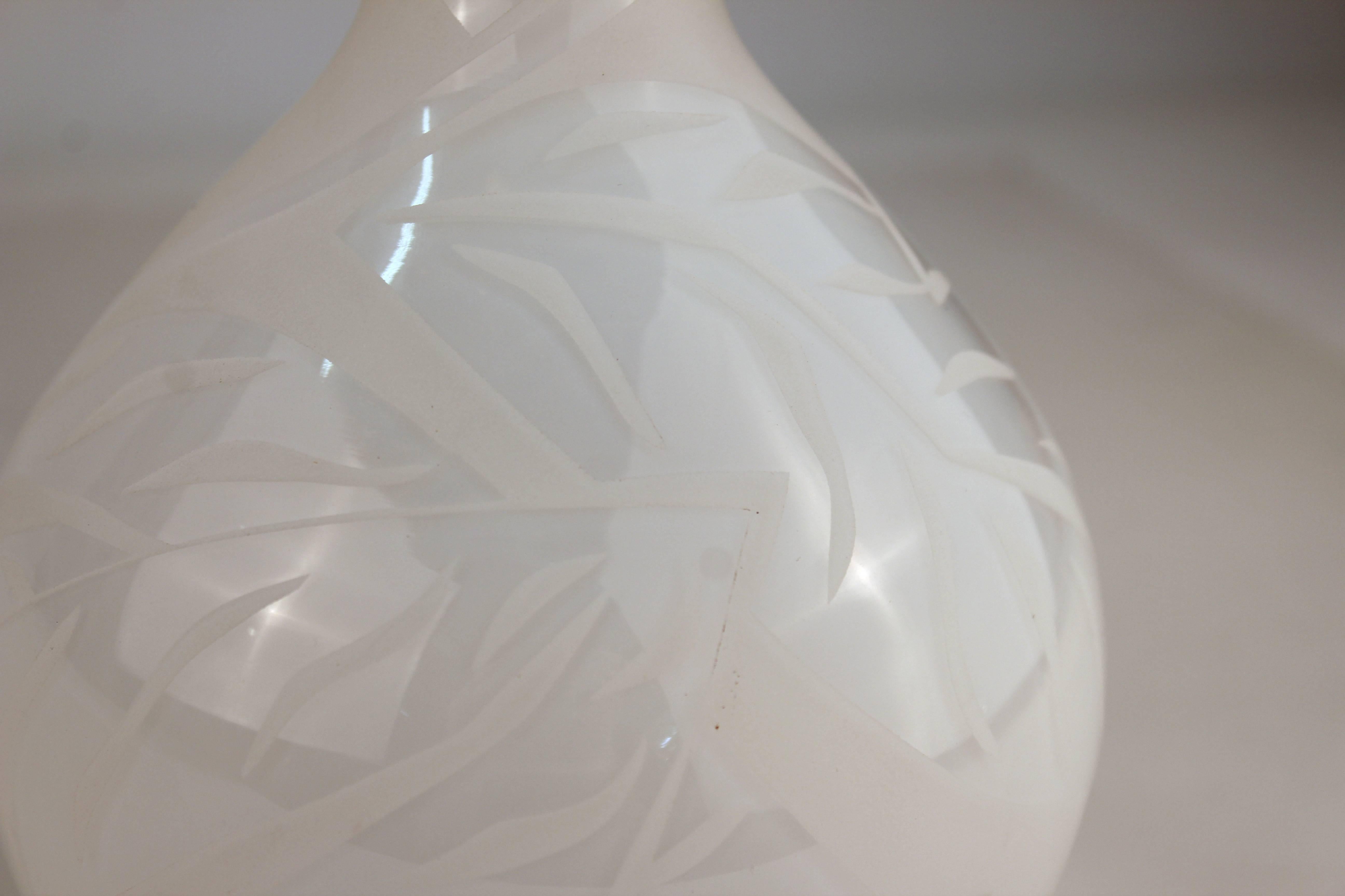 Verre Vase à ampoule du milieu du siècle dernier en verre blanc avec motif de feuilles en vente