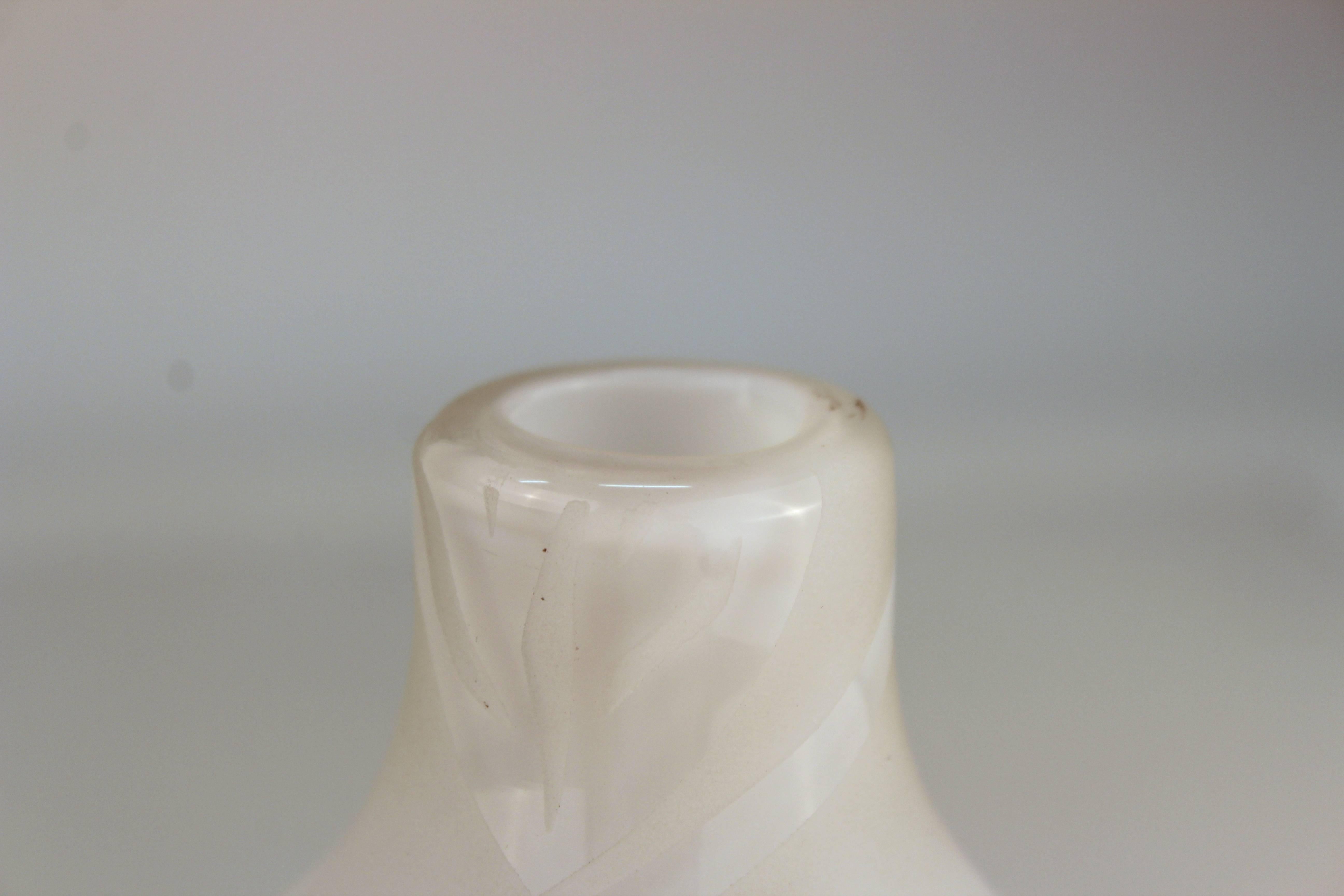 Vase à ampoule du milieu du siècle dernier en verre blanc avec motif de feuilles en vente 1