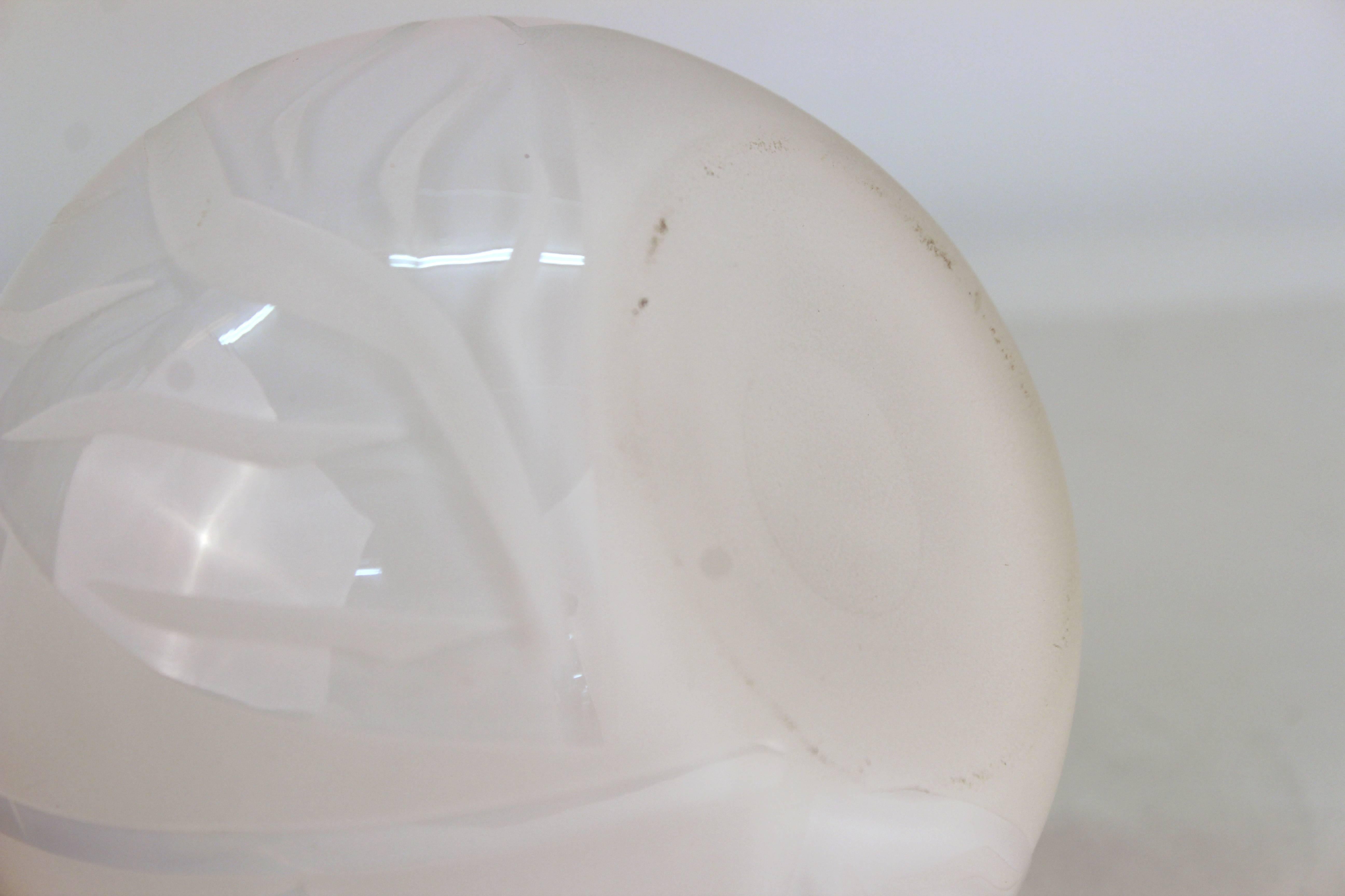 Vase à ampoule du milieu du siècle dernier en verre blanc avec motif de feuilles en vente 2