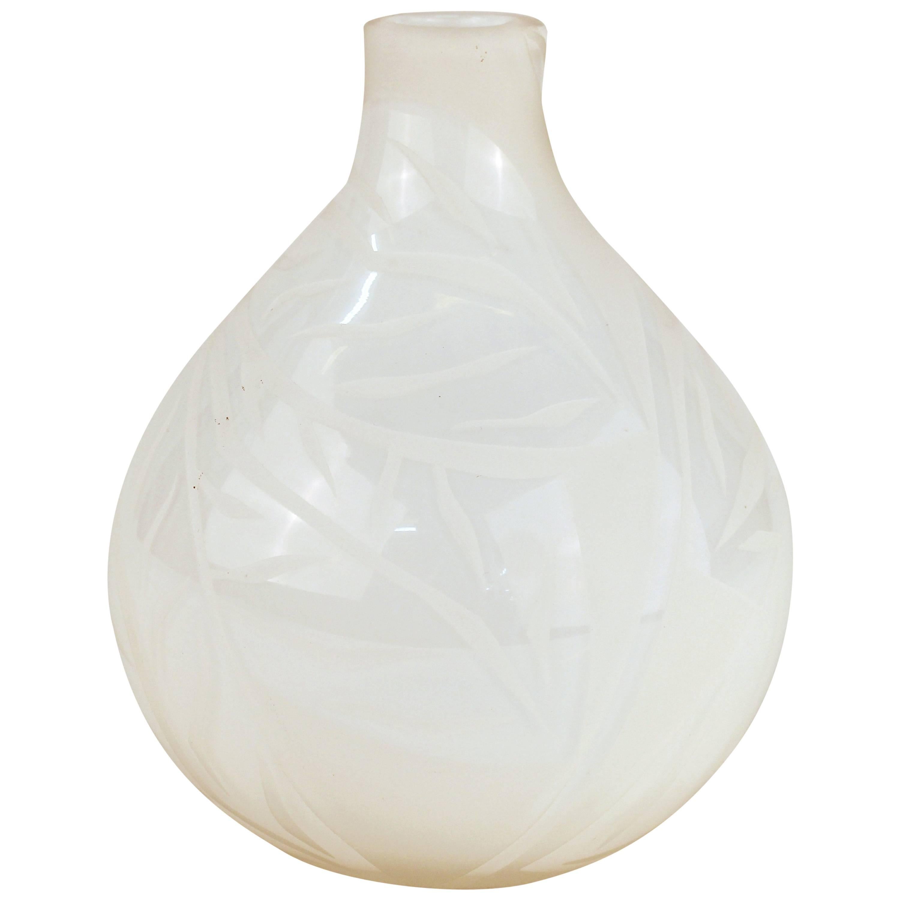 Vase à ampoule du milieu du siècle dernier en verre blanc avec motif de feuilles en vente