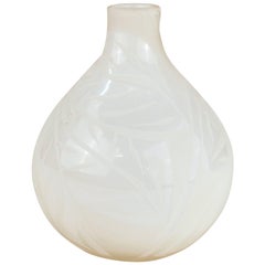 Vase à ampoule du milieu du siècle dernier en verre blanc avec motif de feuilles