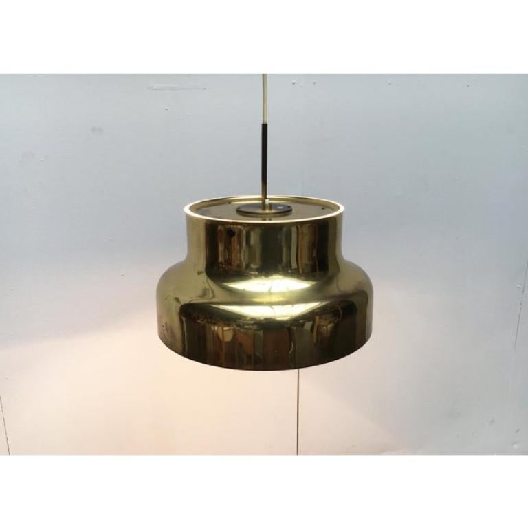 Il bumling di atelje lyktan è basato su un disegno di Anders Pehrson degli anni '60. Qui in una versione speciale in ottone.

Un classico senza tempo del design scandinavo. Soprattutto nella versione in ottone. Queste versioni più vecchie sono di
