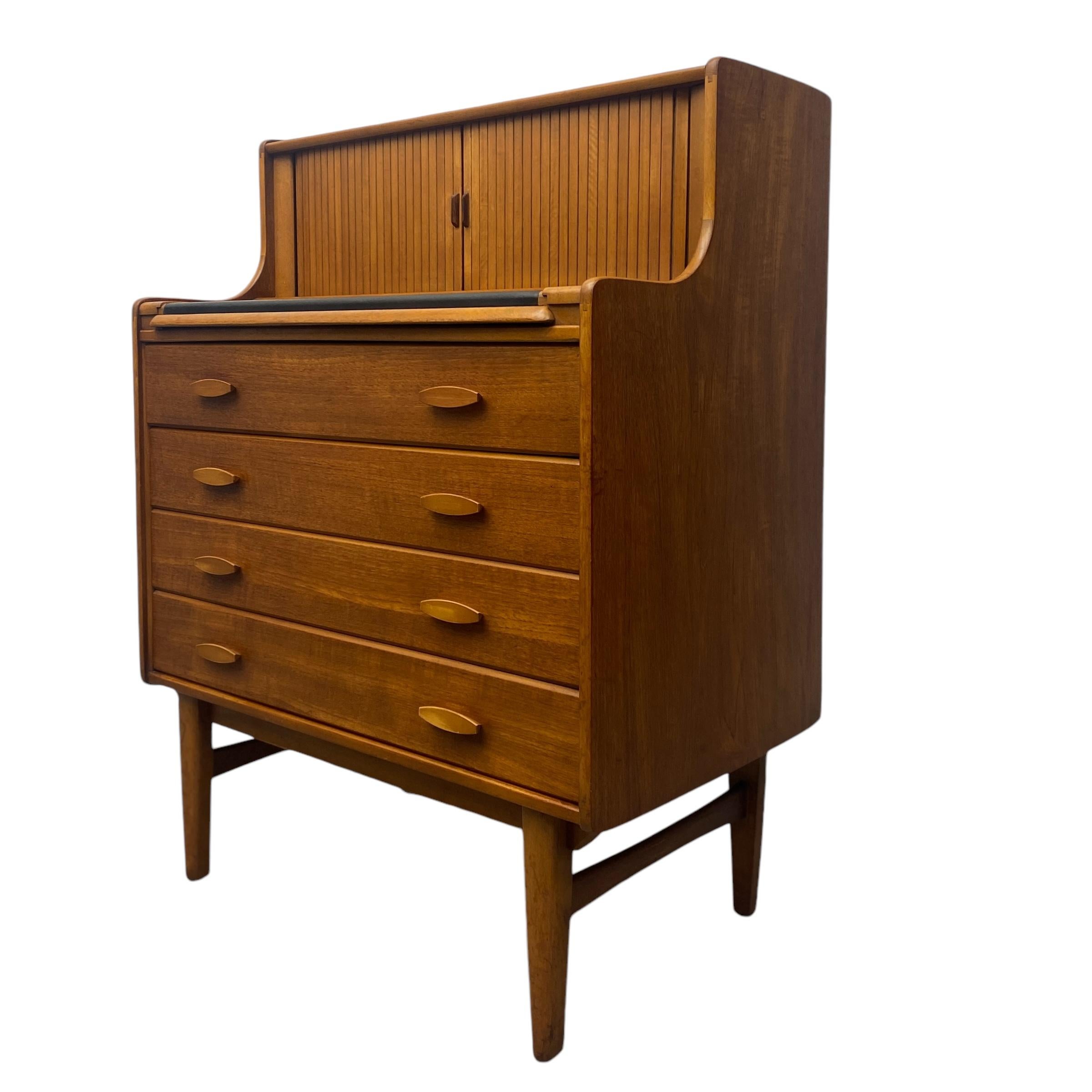 Midcentury Bureau Desk Welters of Wycombe 1960s In Good Condition In Otley, GB