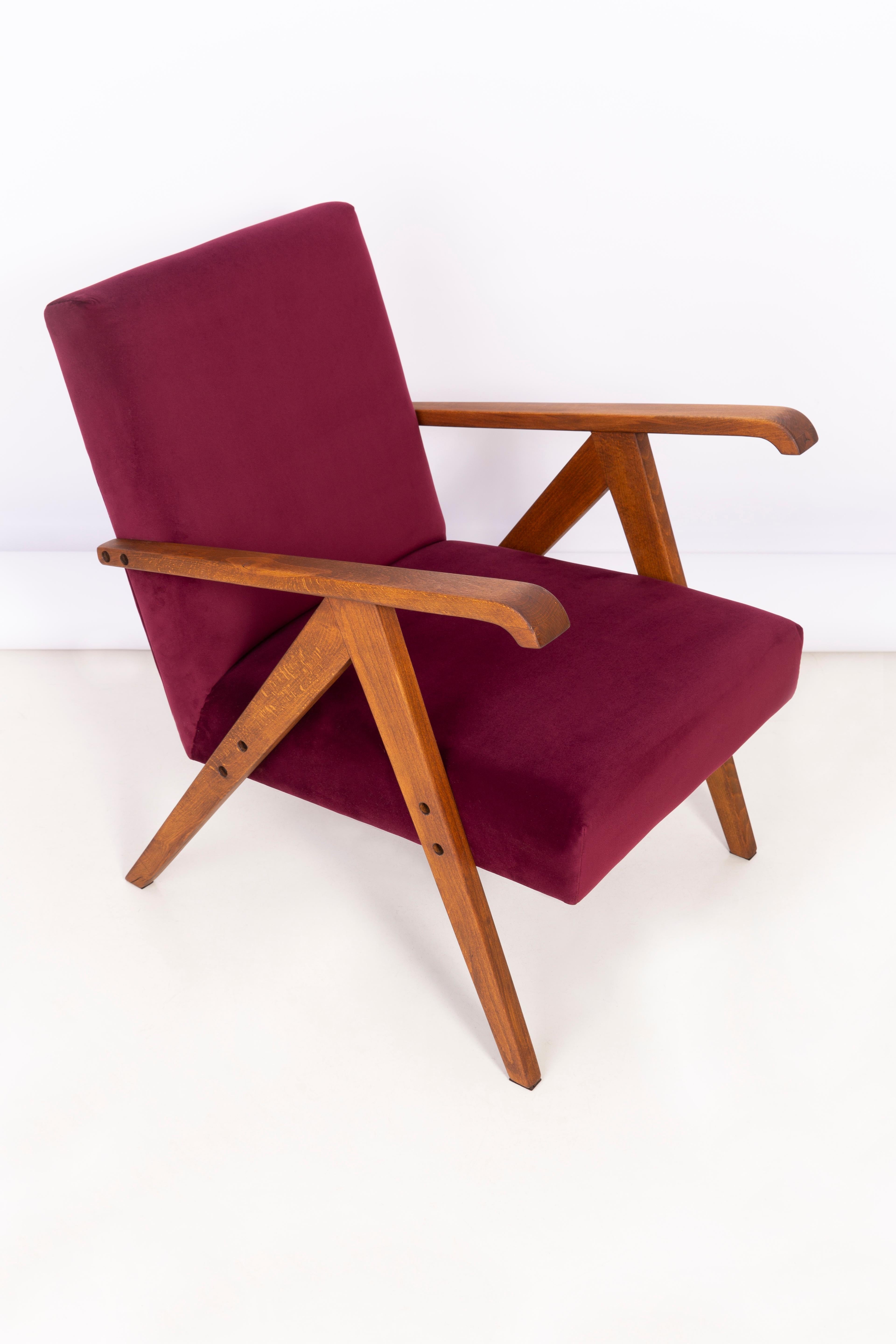 Un beau fauteuil restauré, conçu par Henryk Lis. Meubles après une rénovation complète de la menuiserie et de la tapisserie. Le tissu, qui est recouvert d'un dossier et d'une assise, est un revêtement en velours bordeaux de haute qualité (couleur