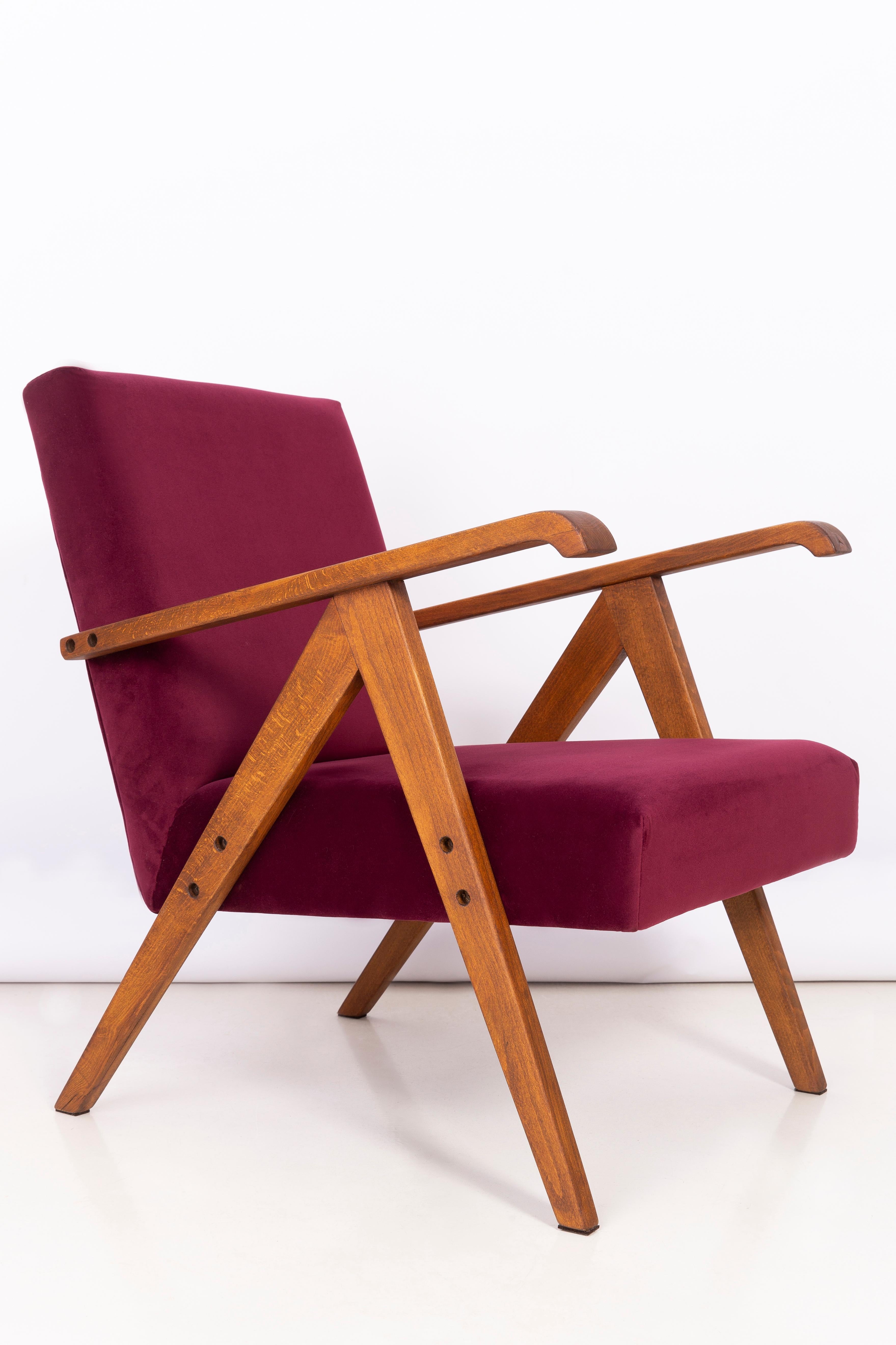 Polonais Fauteuil VAR en velours bourgogne du milieu du siècle, années 1960 en vente