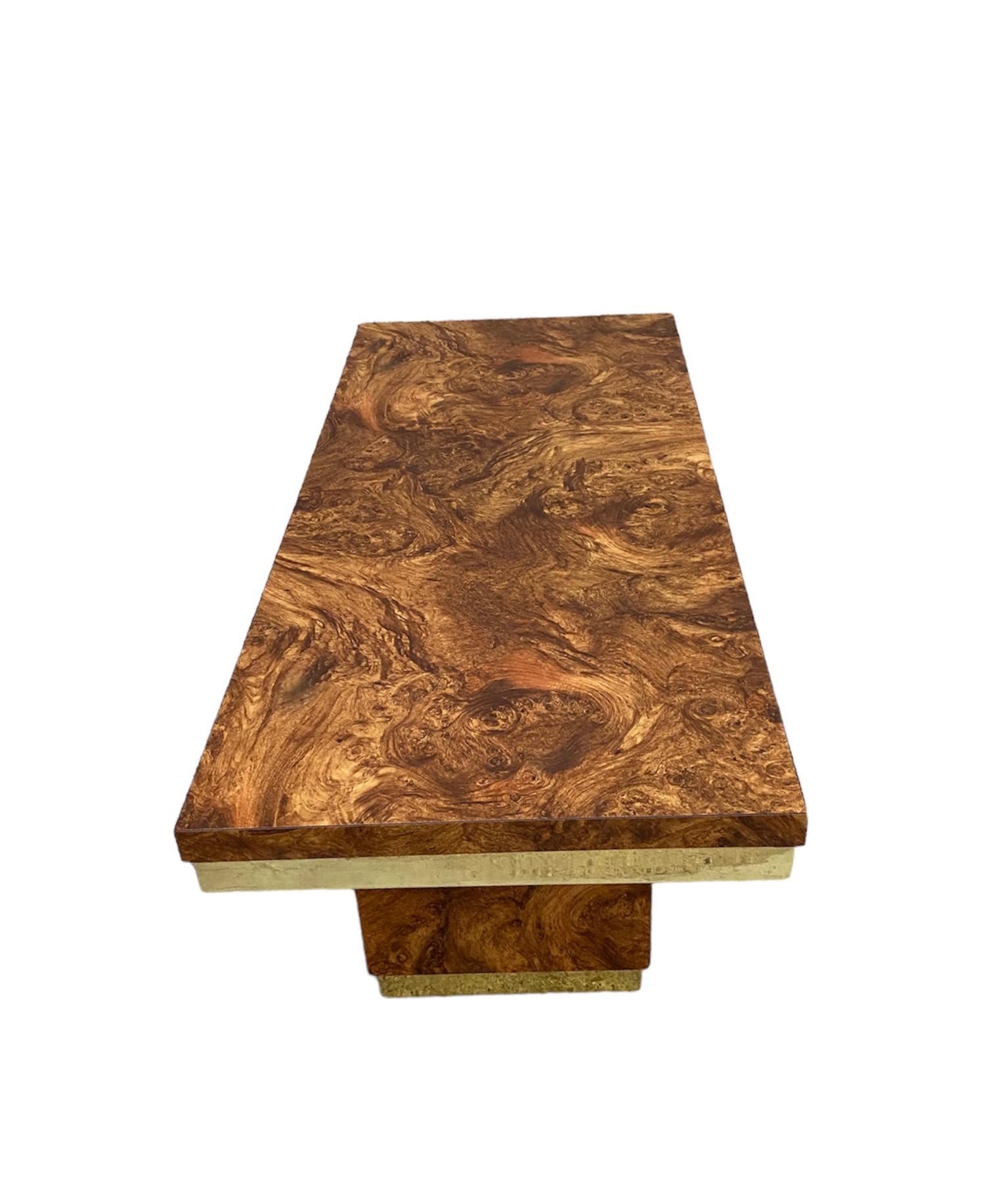 Américain Table basse en bois de ronce et laiton du milieu du siècle en vente