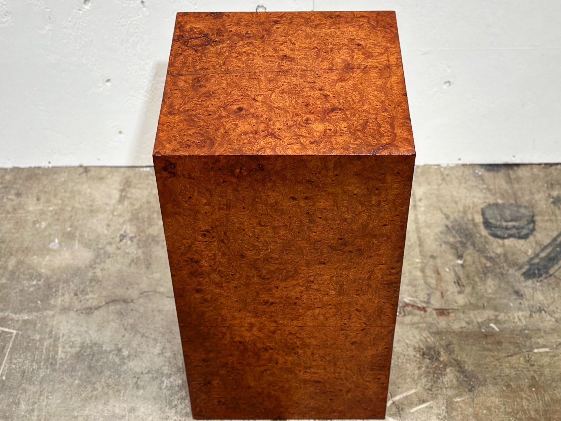 Vintage mid century modern burled olivewood modernist display pedestal by Milo Baughman for Thayer Coggin, circa 1970's. Beautiful organic modernist minimalist design.
Gorgeous highly figurative burl grain.
Excellent overall condition with no issues