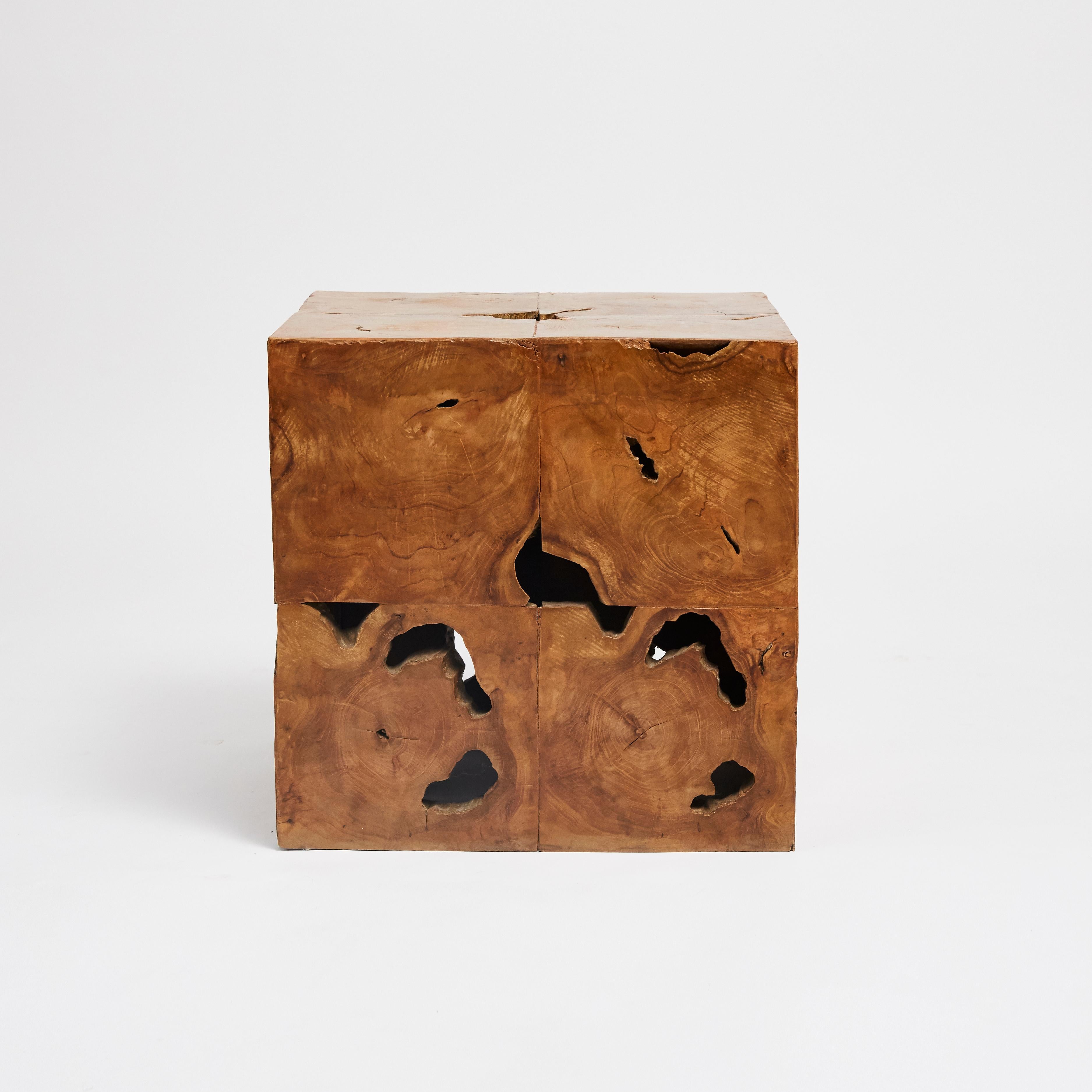 A midcentury cube side table showcasing the exceptional grains of the burl wood. Wear consistent with age and use.

Measures: W 50 cm x D 50 cm x H 50 cm 
W 19.68 in x D 19.68 in x H19.68 in.