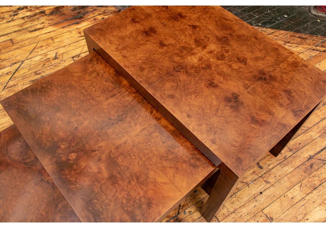 Tables gigognes classiques de style Parsons du milieu du siècle dernier, fabriquées par Directional en placage de ronce épaisse sur des noyaux en bois massif. Très bien conçu et sensation de solidité avec le blocage des coins. Les plateaux sont