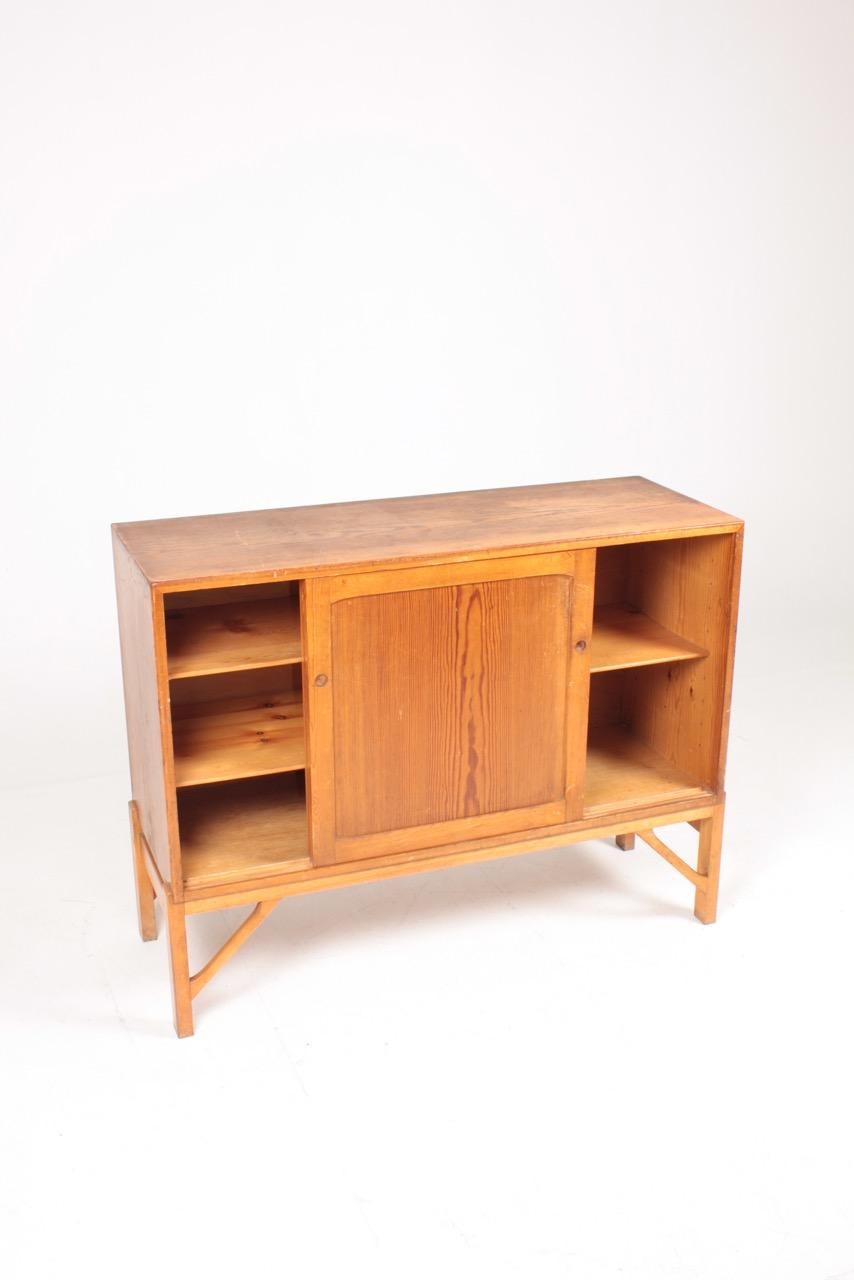 China cabinet in pine. Designed by MAA. Børge Mogensen, this piece is made by FDB cabinetmakers Denmark in the 1950s. Original condition.
