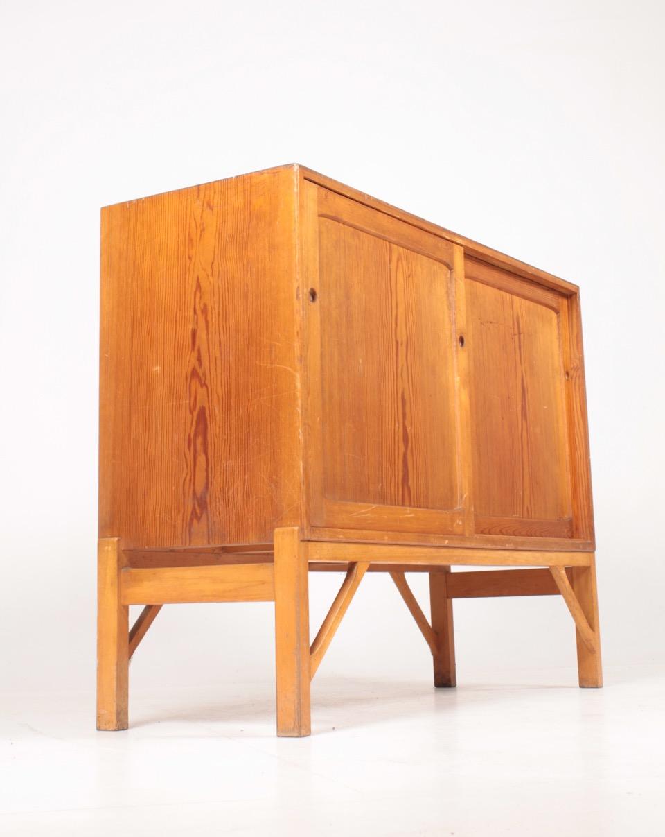 Midcentury Cabinet in Pine by Børge Mogensen, Danish Design, 1960s In Good Condition In Lejre, DK