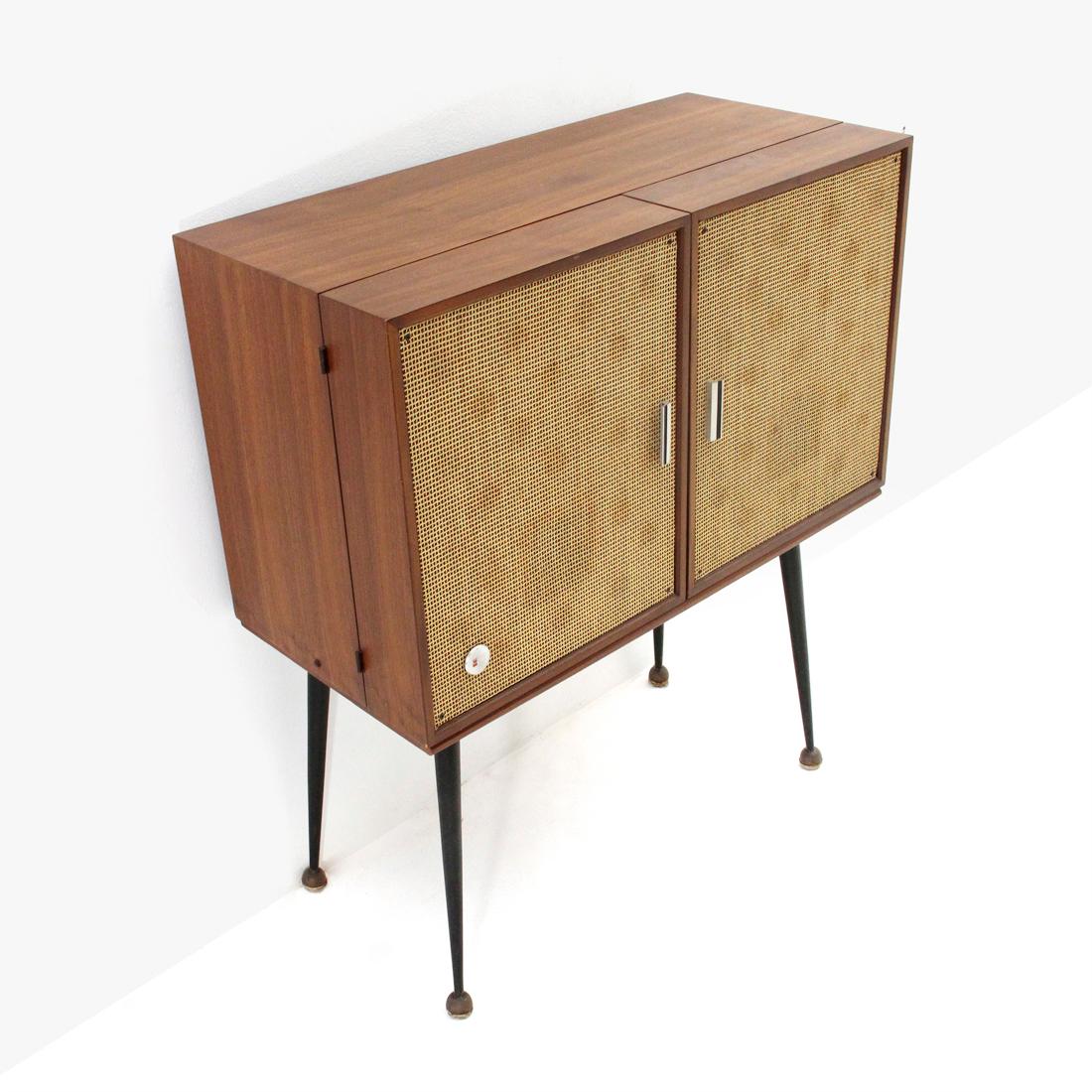 Mobile stereo produced in Italy by Philco in the 1950s.
Structure in veneered wood.
Metal legs with brass foot.
Front openable cases.
Removable turntables.
Good general condition, turntable working, external output working only on a box, the