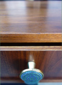 Set di cassetti con piano del mobile del Medioevo