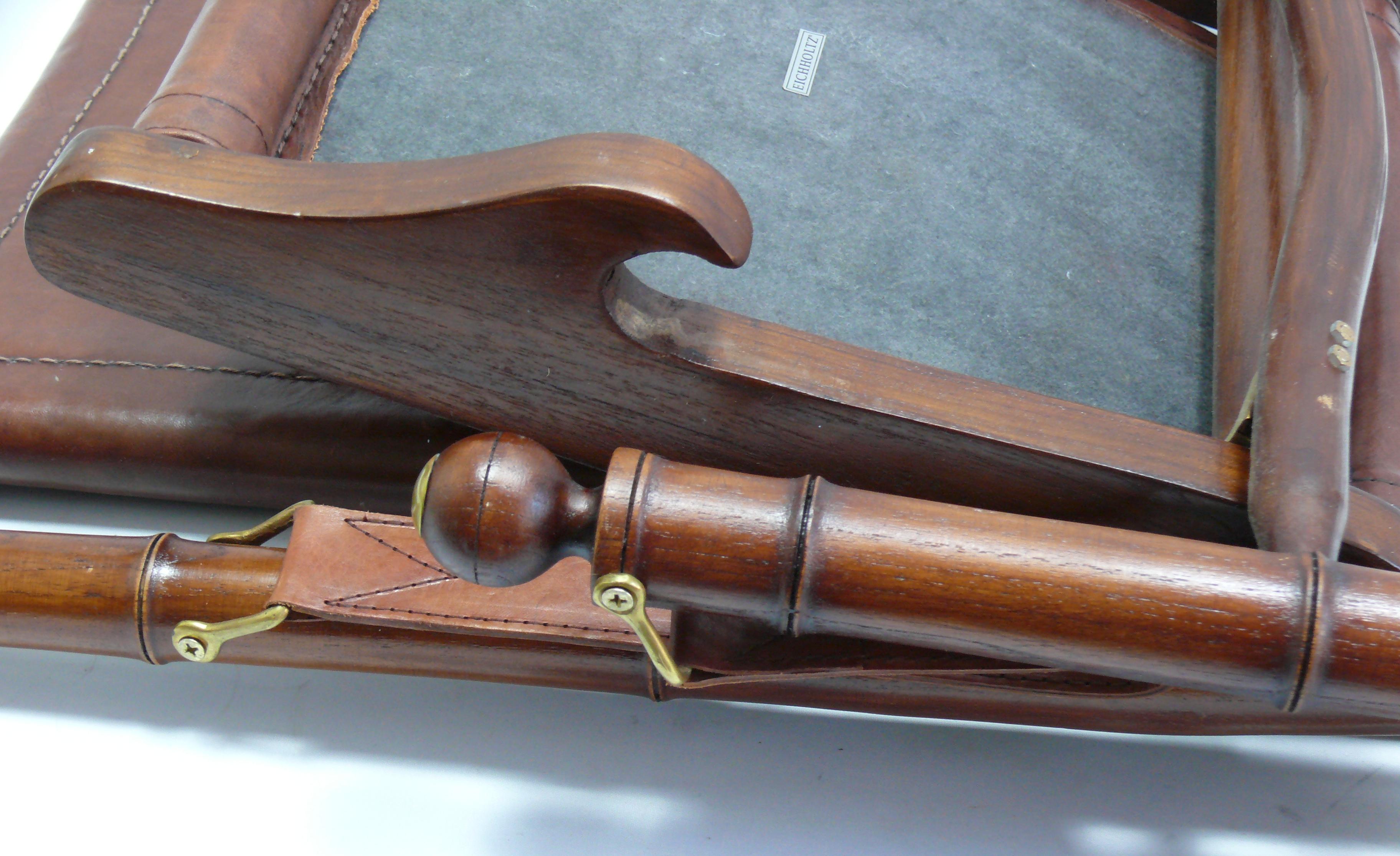 Silla de campaña de mediados de siglo - teca, cuero, latón - estilo colonial en venta 4