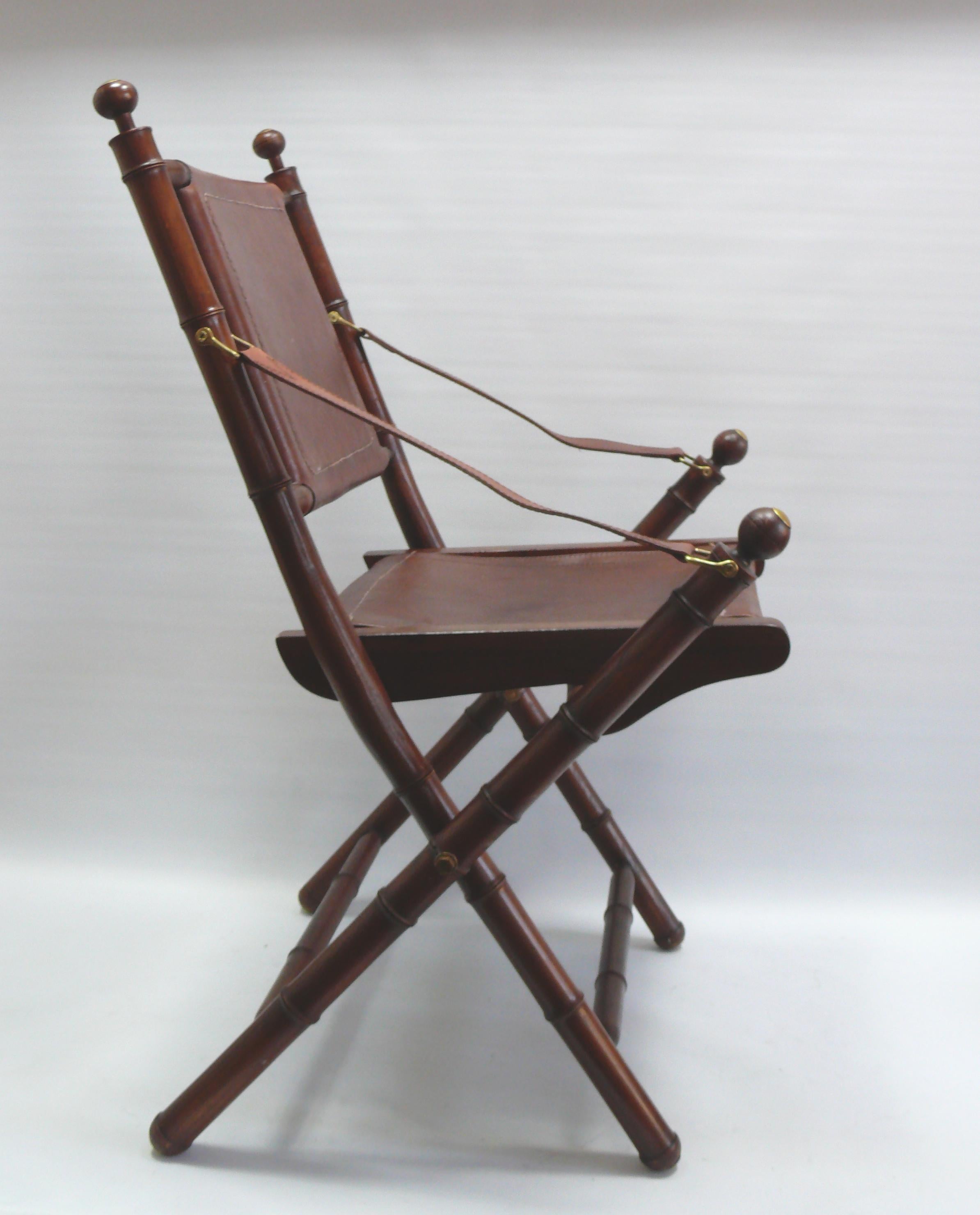 Silla de campaña de mediados de siglo - teca, cuero, latón - estilo colonial Renacimiento colonial en venta