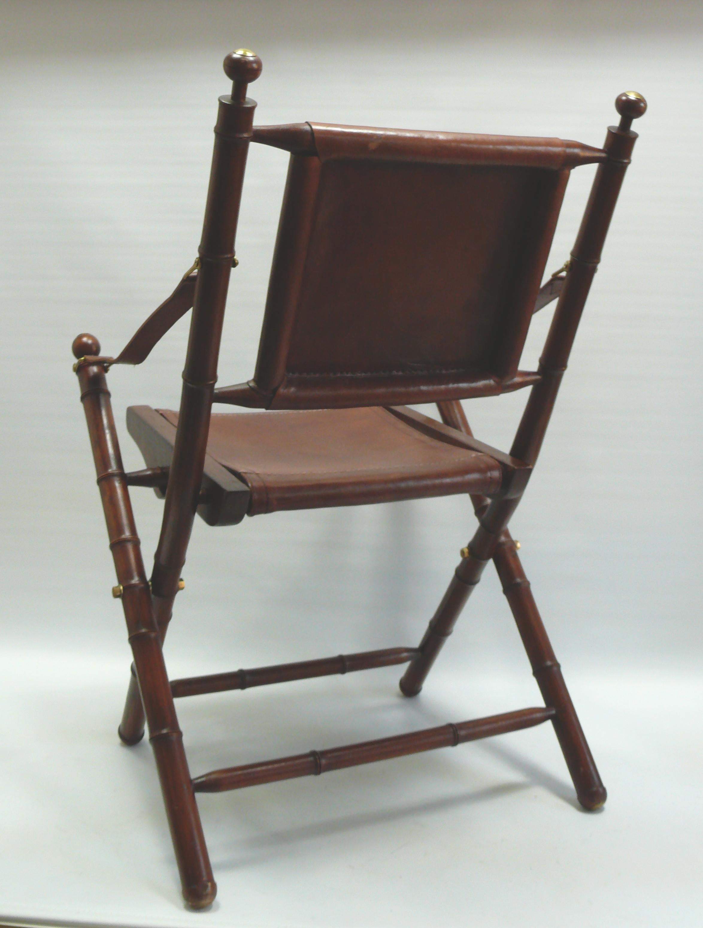 Silla de campaña de mediados de siglo - teca, cuero, latón - estilo colonial Holandés en venta