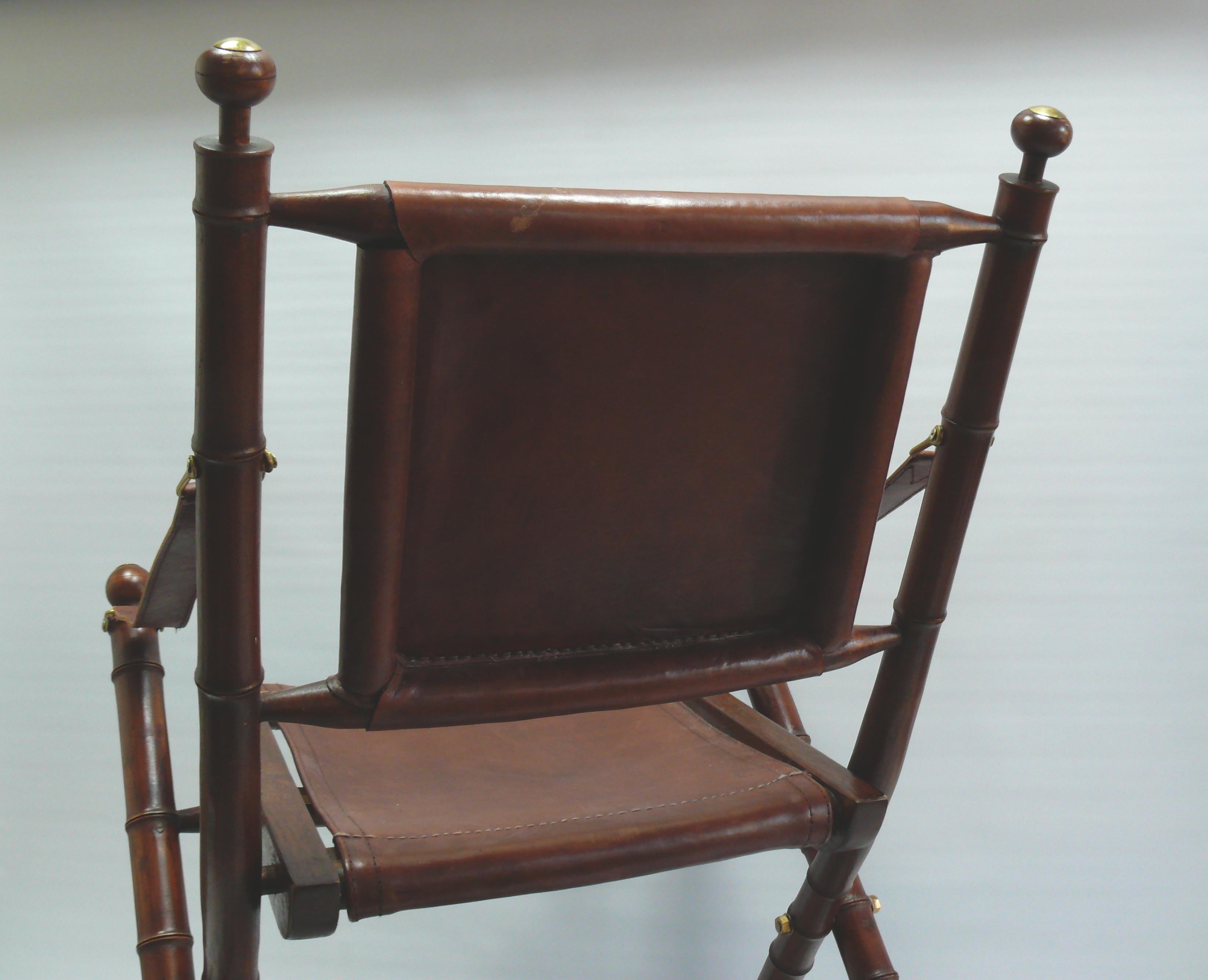 Silla de campaña de mediados de siglo - teca, cuero, latón - estilo colonial Carpintería en venta