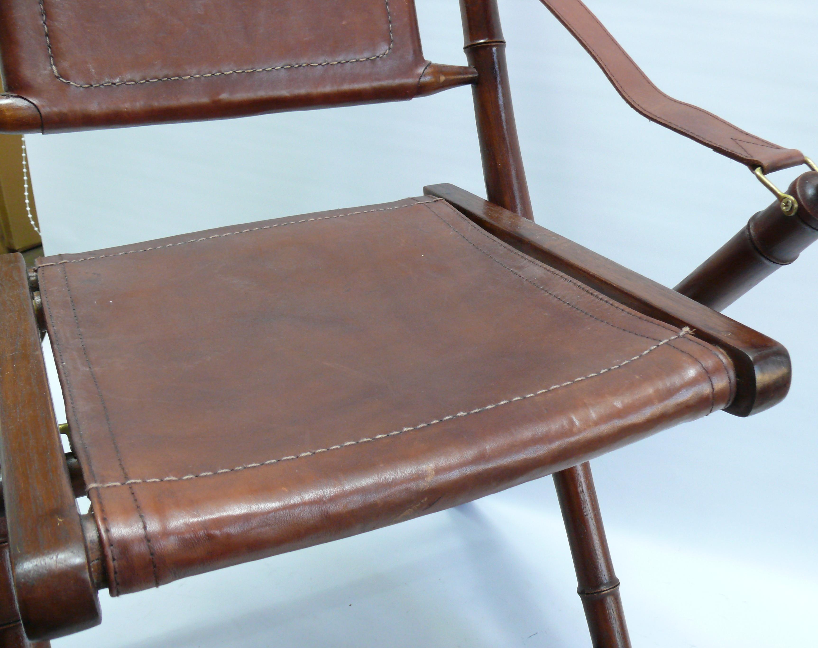 Silla de campaña de mediados de siglo - teca, cuero, latón - estilo colonial siglo XX en venta