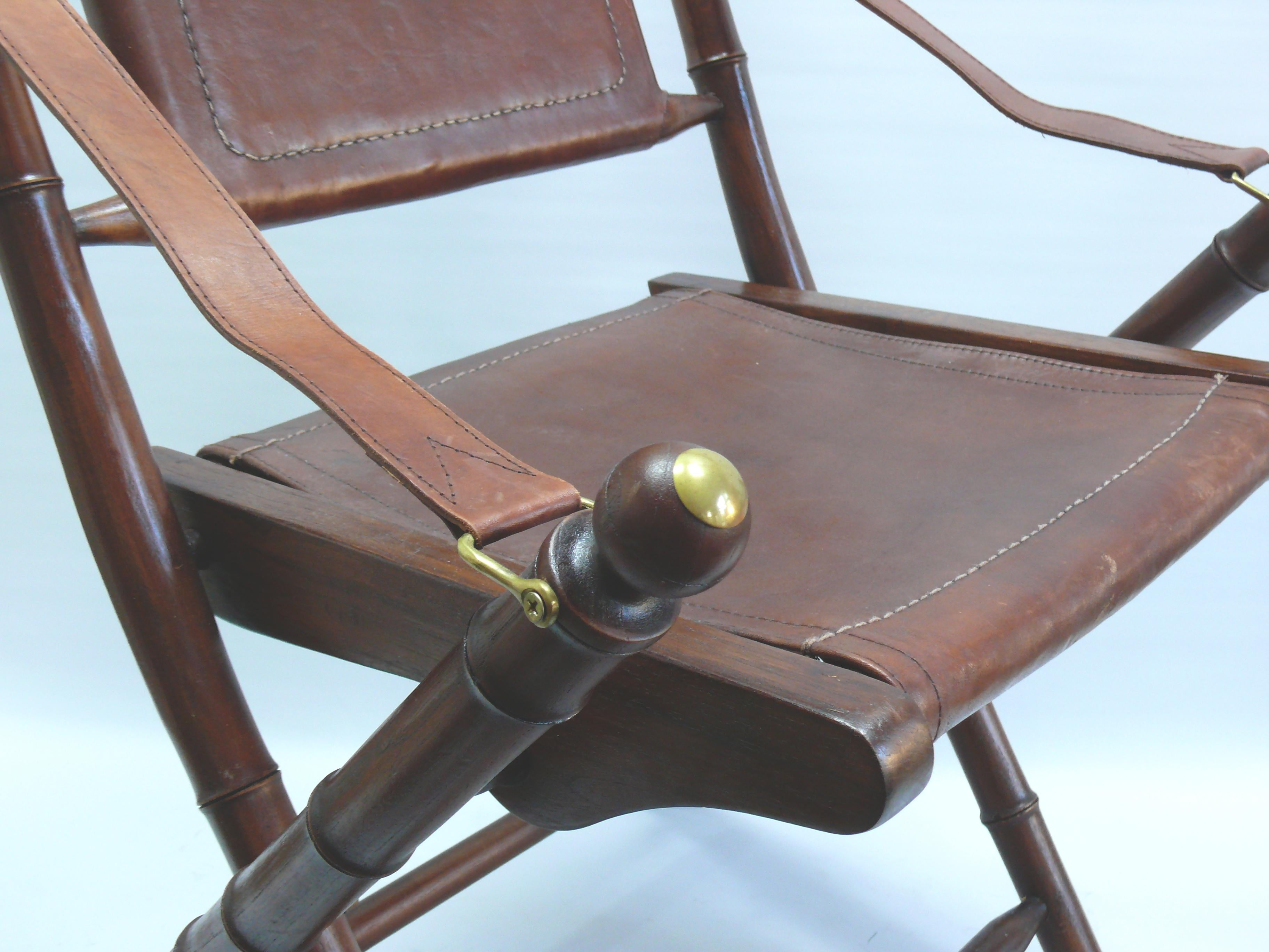 Silla de campaña de mediados de siglo - teca, cuero, latón - estilo colonial Latón en venta