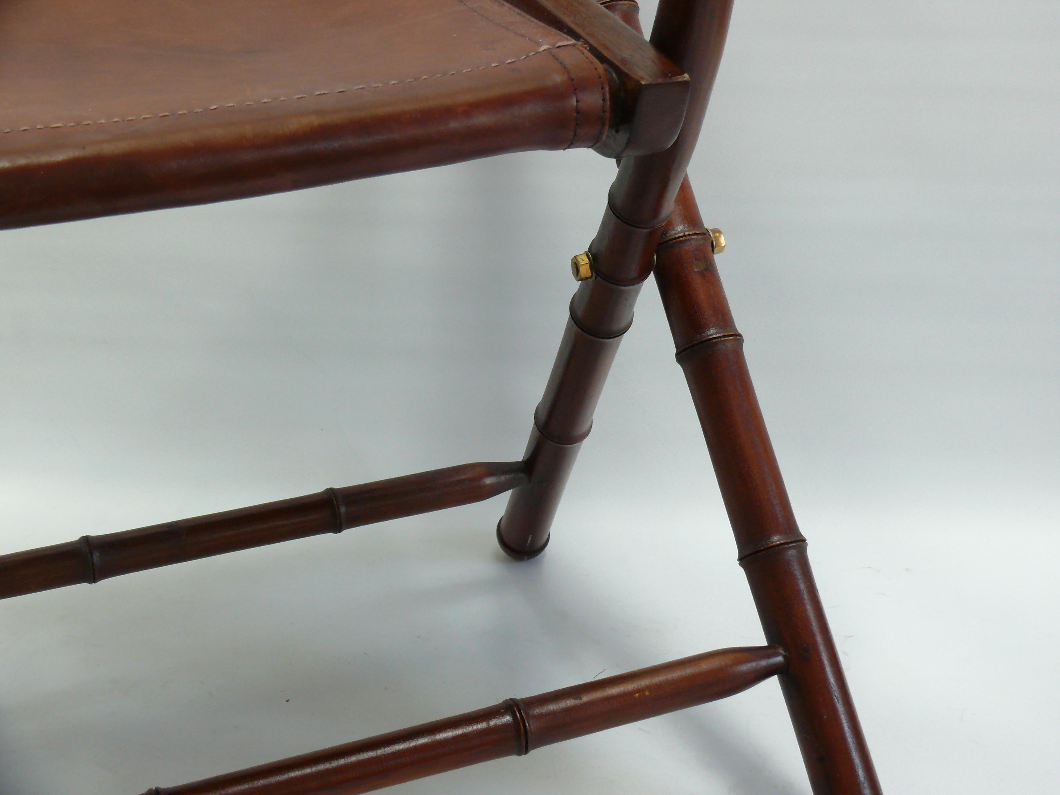 Silla de campaña de mediados de siglo - teca, cuero, latón - estilo colonial en venta 1