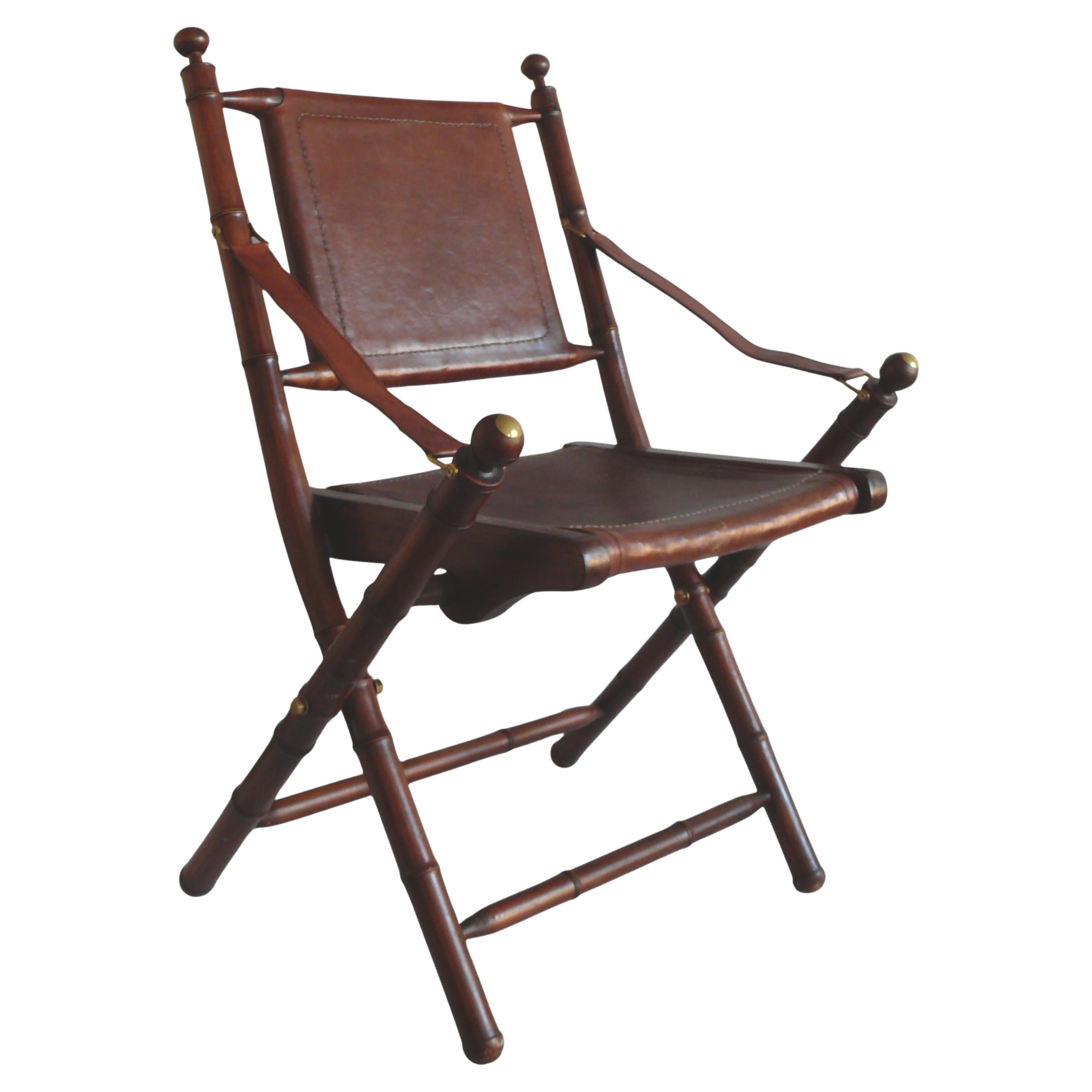 Silla de campaña de mediados de siglo - teca, cuero, latón - estilo colonial en venta