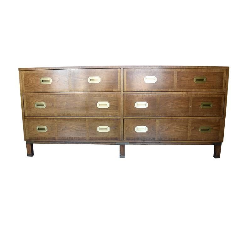 Vintage Mid-Century Modern Milling Road dresser by Baker Furniture Company. The dresser features a very nice Hollywood Regency / Campaign style design with striking, figured burl wood grain, six dovetailed banded front drawers, banded top, and