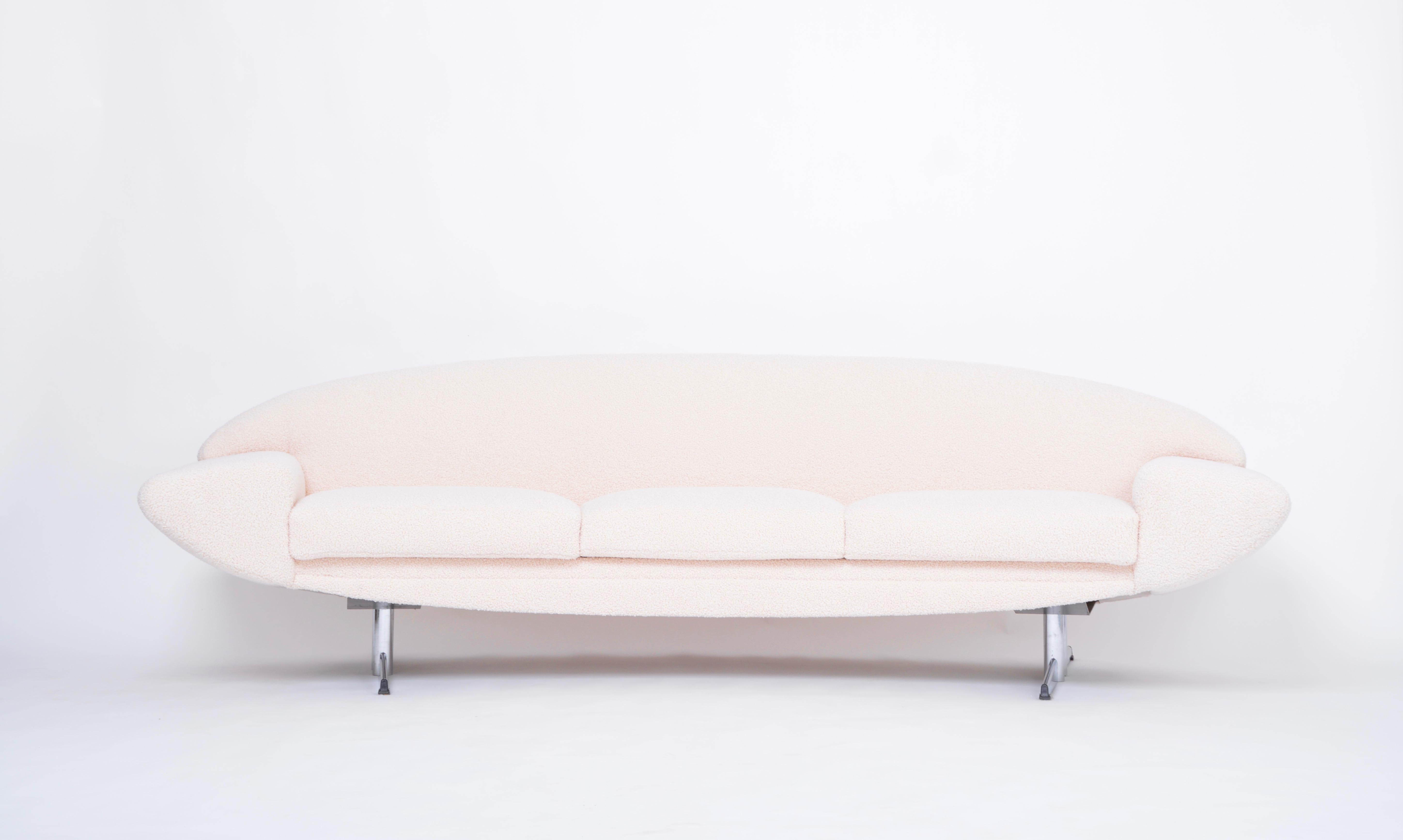 Capri-Sofa aus der Mitte des Jahrhunderts von Johannes Andersen, neu gepolstert mit weißem Teddy-Pelz (Moderne der Mitte des Jahrhunderts) im Angebot