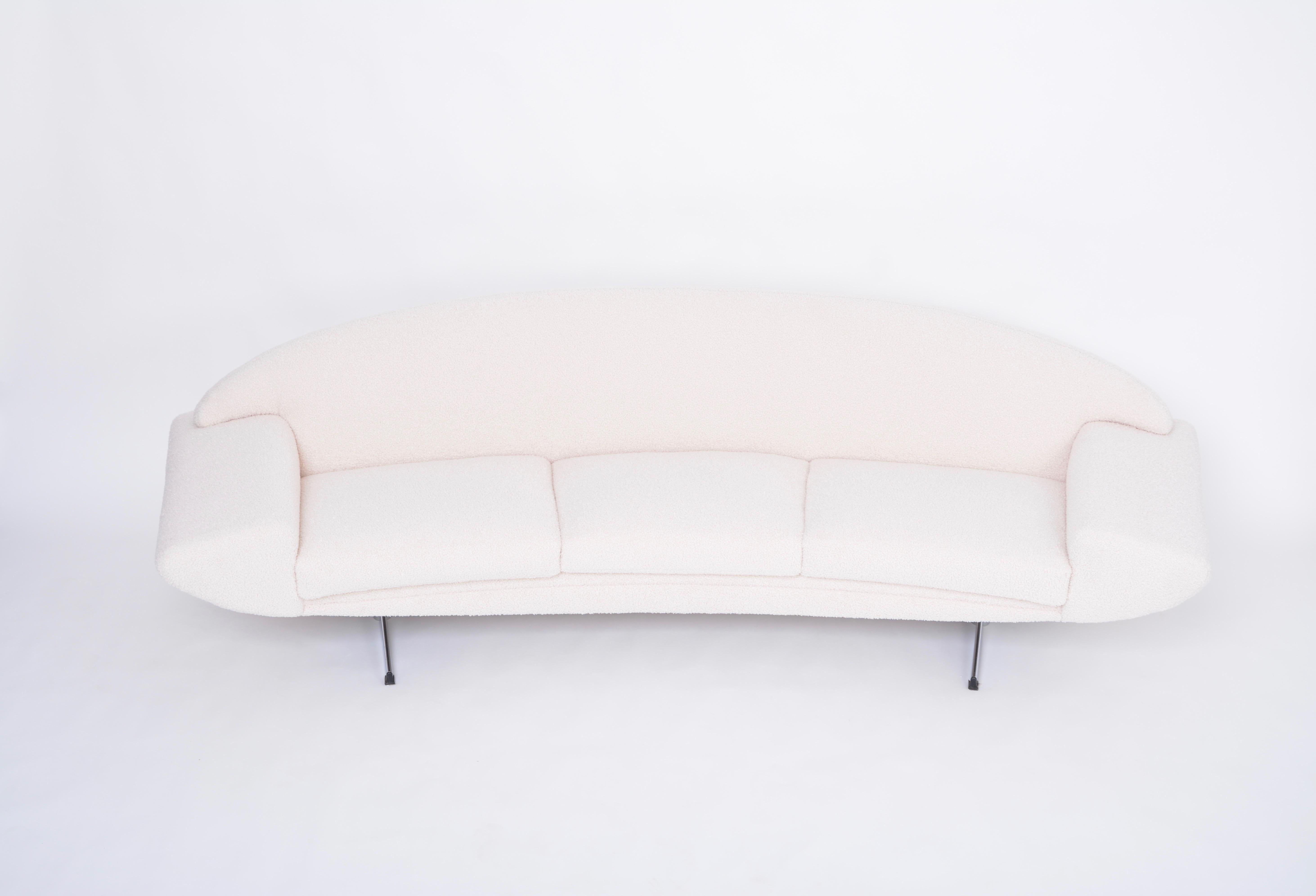 Capri-Sofa aus der Mitte des Jahrhunderts von Johannes Andersen, neu gepolstert mit weißem Teddy-Pelz (Schwedisch) im Angebot