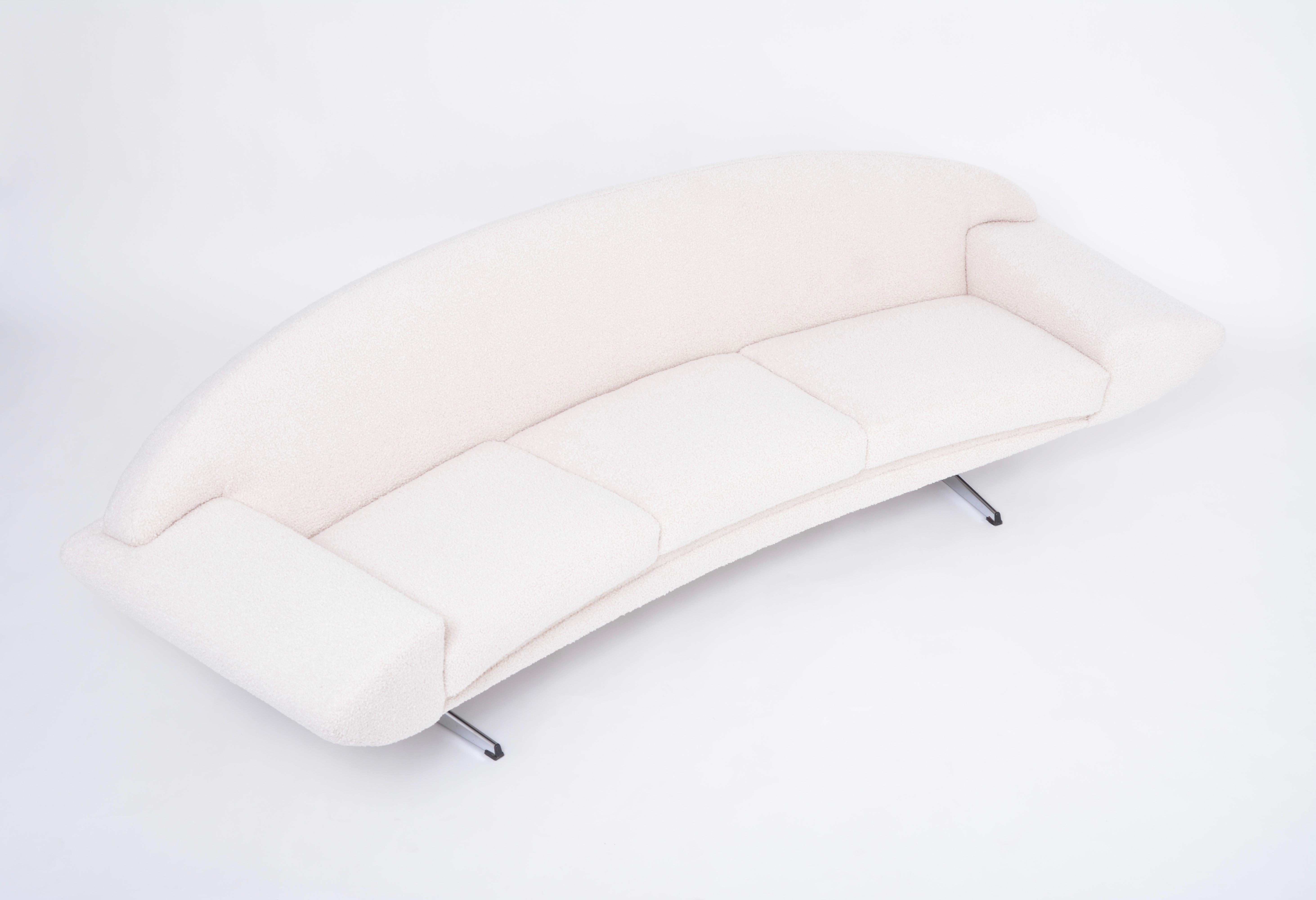 Capri-Sofa aus der Mitte des Jahrhunderts von Johannes Andersen, neu gepolstert mit weißem Teddy-Pelz im Zustand „Gut“ im Angebot in Berlin, DE