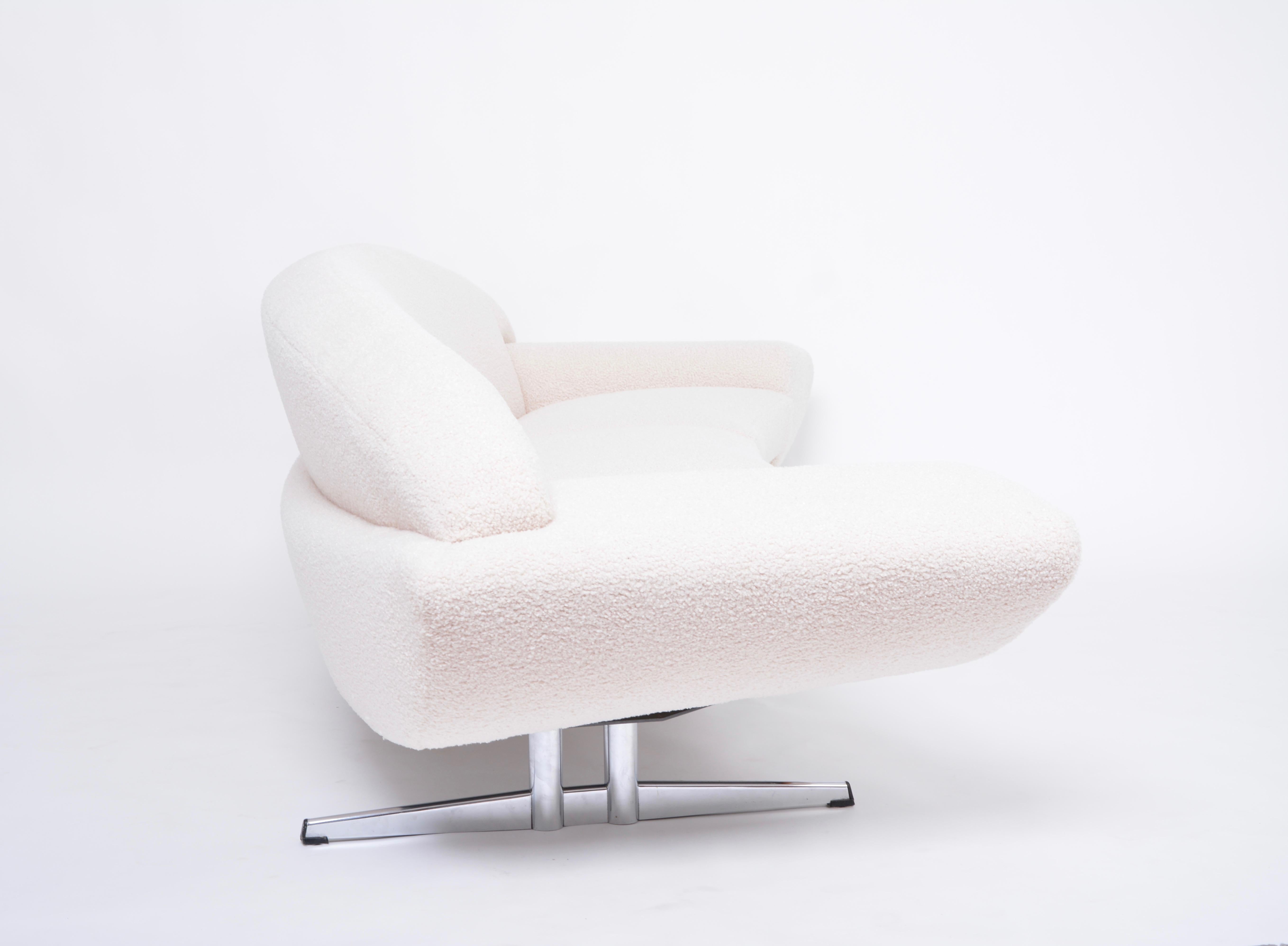 Métal Canapé Capri de Johannes Andersen retapissé en fourrure de sapin blanc du milieu du siècle dernier en vente