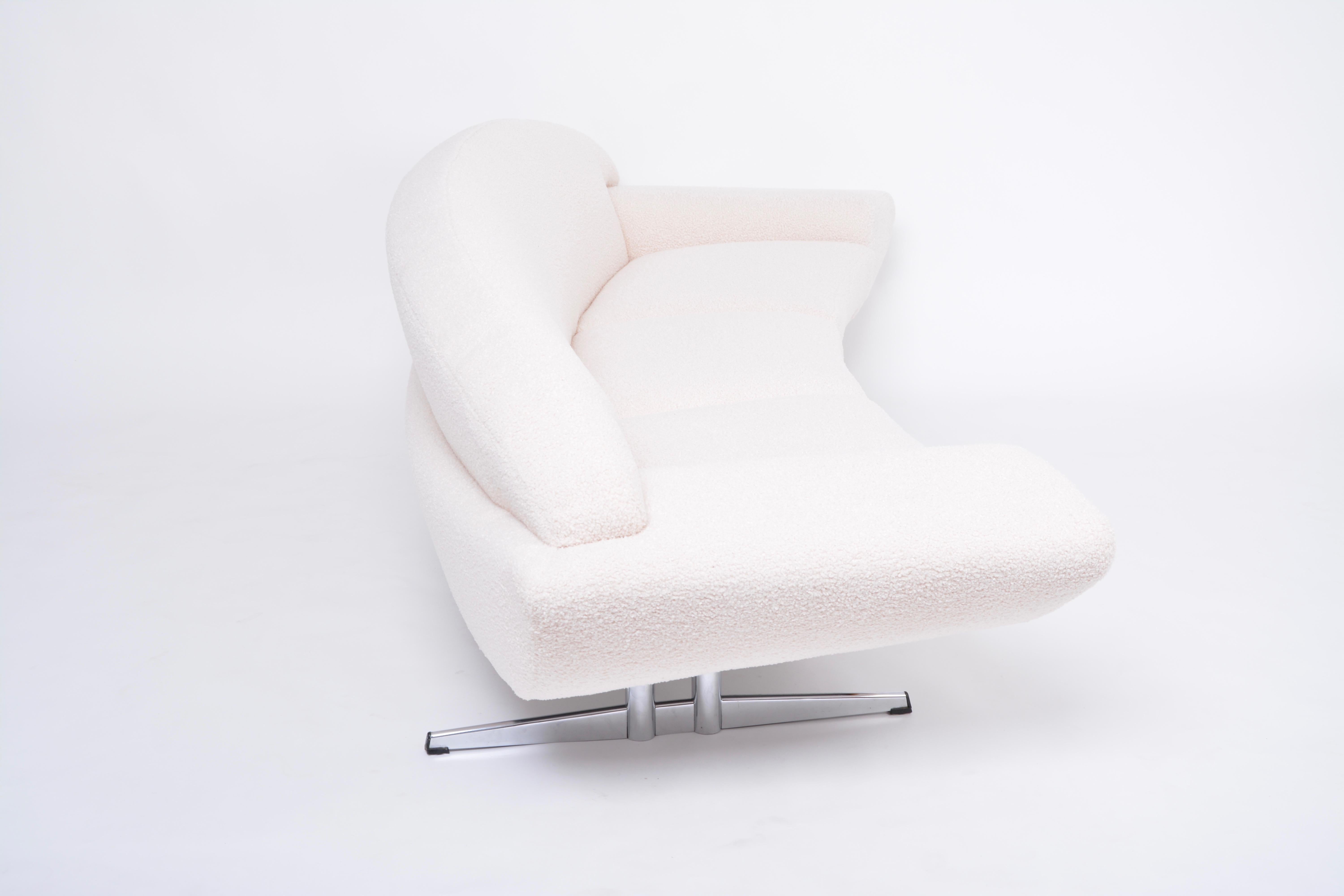 Midcentury Capri Sofa by Johannes Andersen Reupholstered in White Teddy Fur In Good Condition For Sale In Berlin, DE