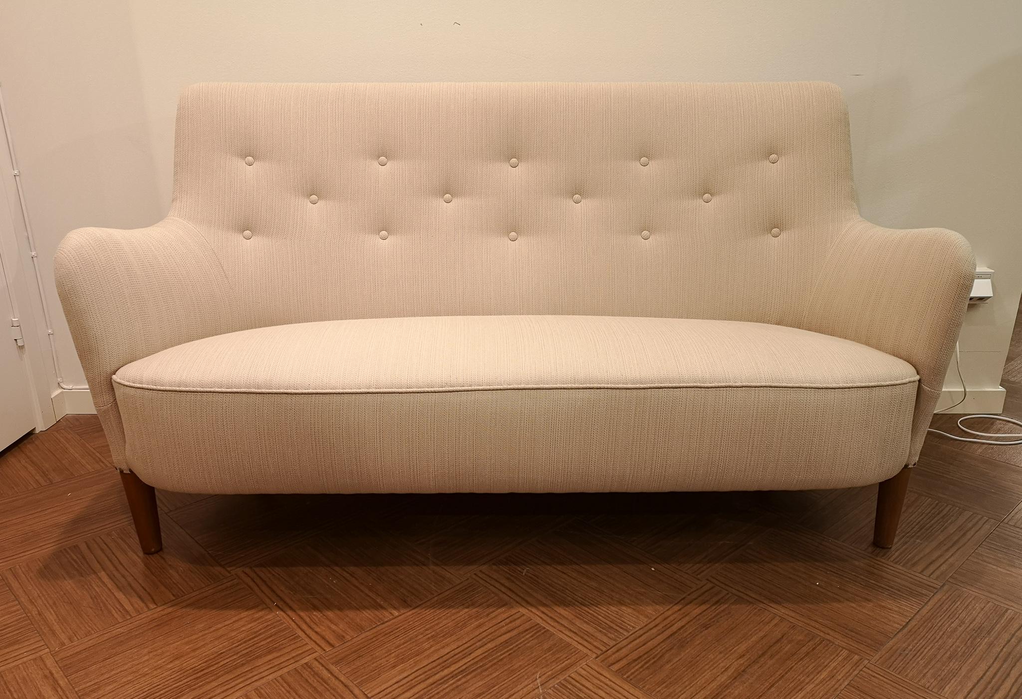 Dieses ikonische Sofa aus der Mitte des Jahrhunderts wurde von Carl Malmsten entworfen und von O.H Sjögren hergestellt. Das Sofa hat einen neuen Stoff und wurde von proffesinol mit originalem Malmsten-Stoff neu bezogen. Dieses 2 1/2-Sofa ist