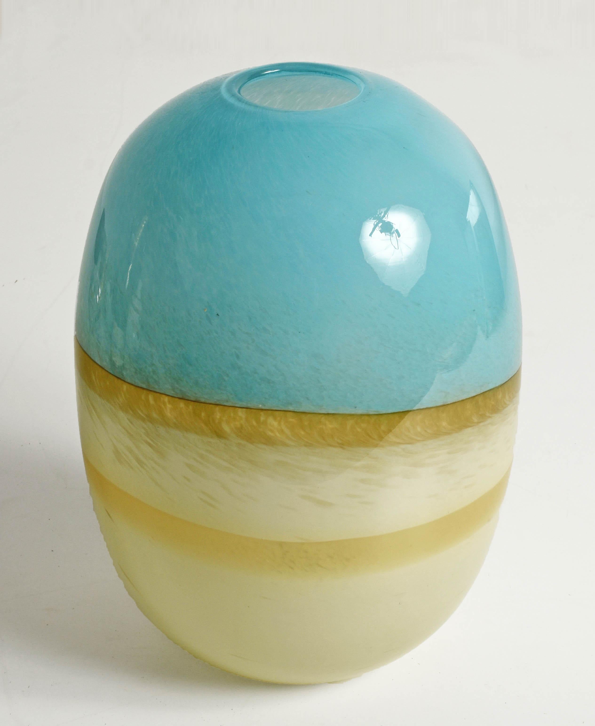 Amazing midcentury Carlo Scarpa light blue Murano glass Vase. This piece was produced in Italy by Carlo Scarpa for Venini, 1960s.

Wonderful vase in blown Murano Glass egg-shaped light blue and gold vase.

This vase is in perfect condition,