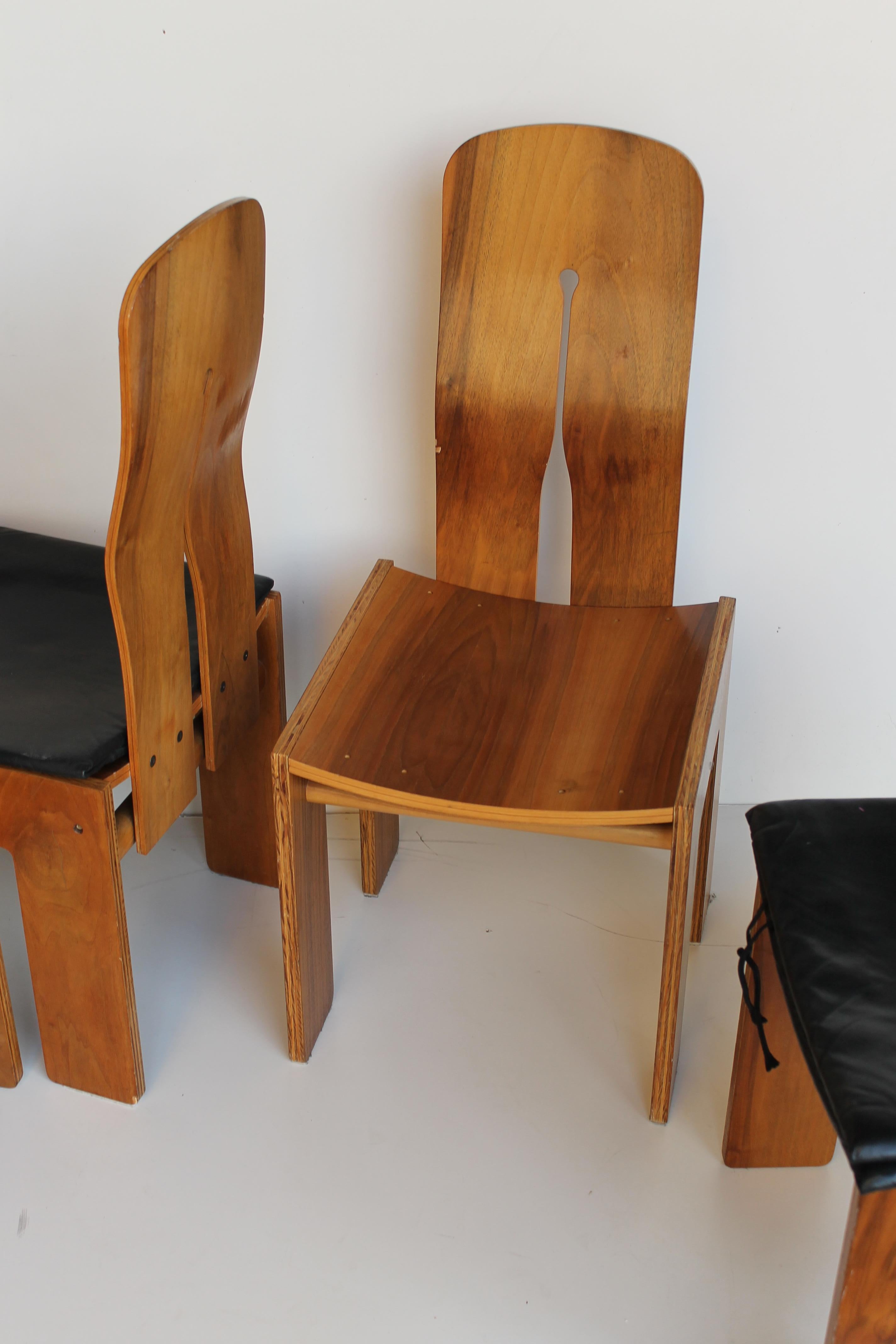 Italian Midcentury Carlo Scarpa Walnut and Black Leather Chairs for Bernini, Italy, 1977